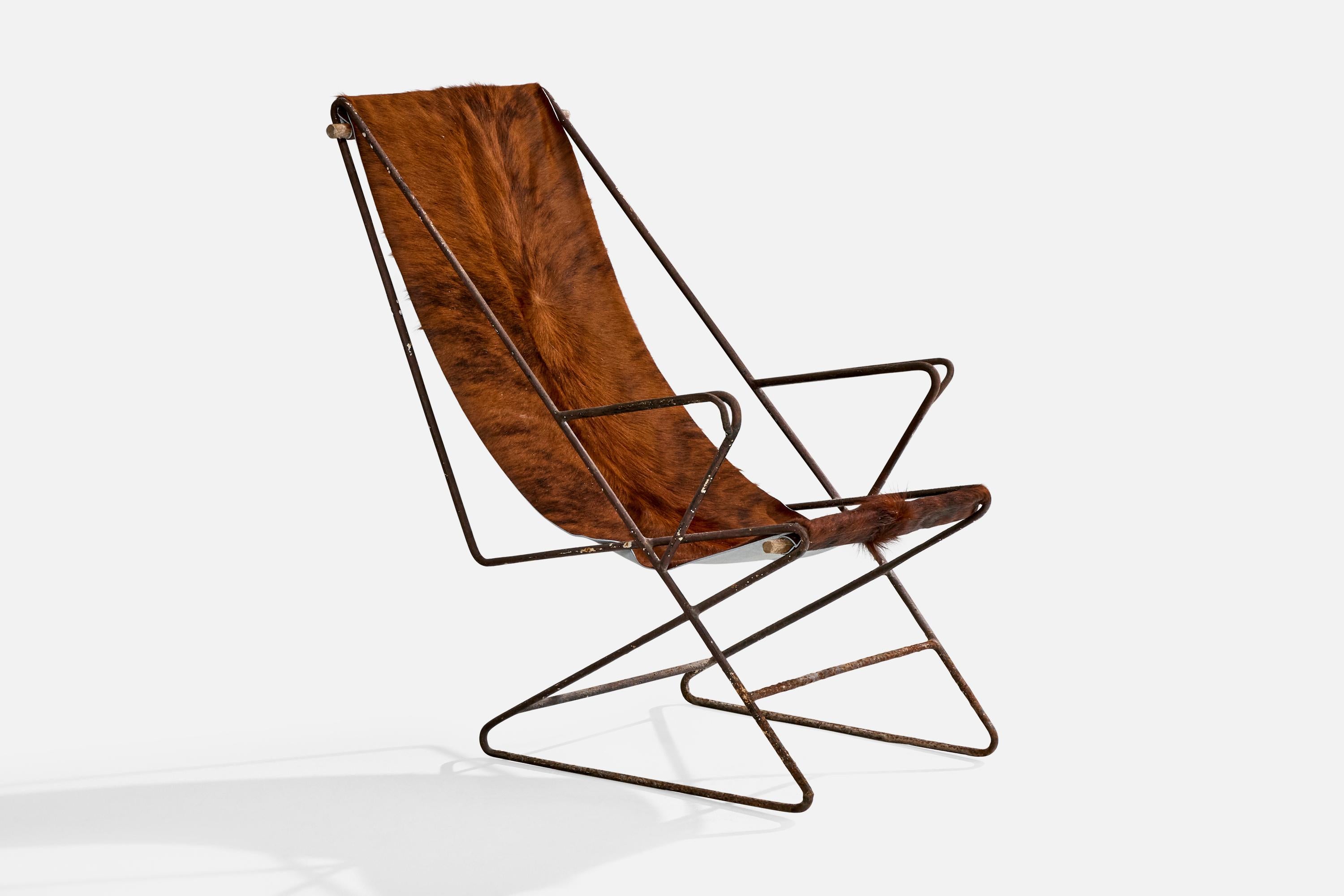 Mid-Century Modern Chaise longue de designer brésilien, fer, peau de vache, Brésil, années 1950 en vente