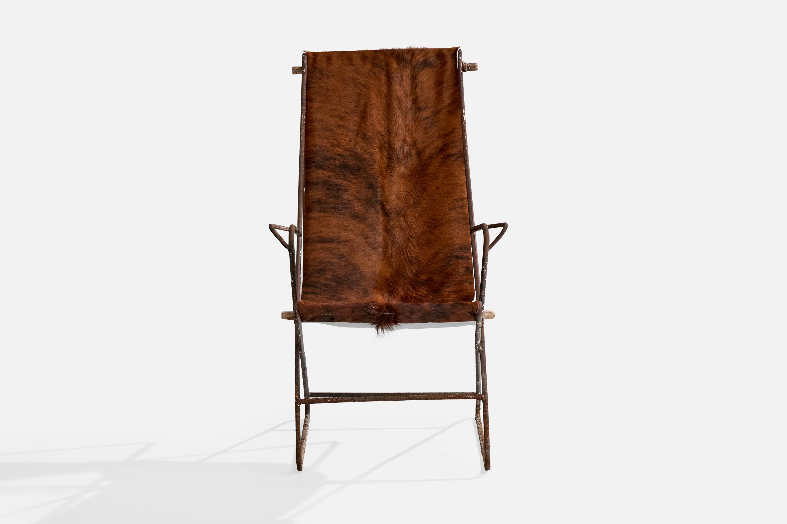 Brésilien Chaise longue de designer brésilien, fer, peau de vache, Brésil, années 1950 en vente