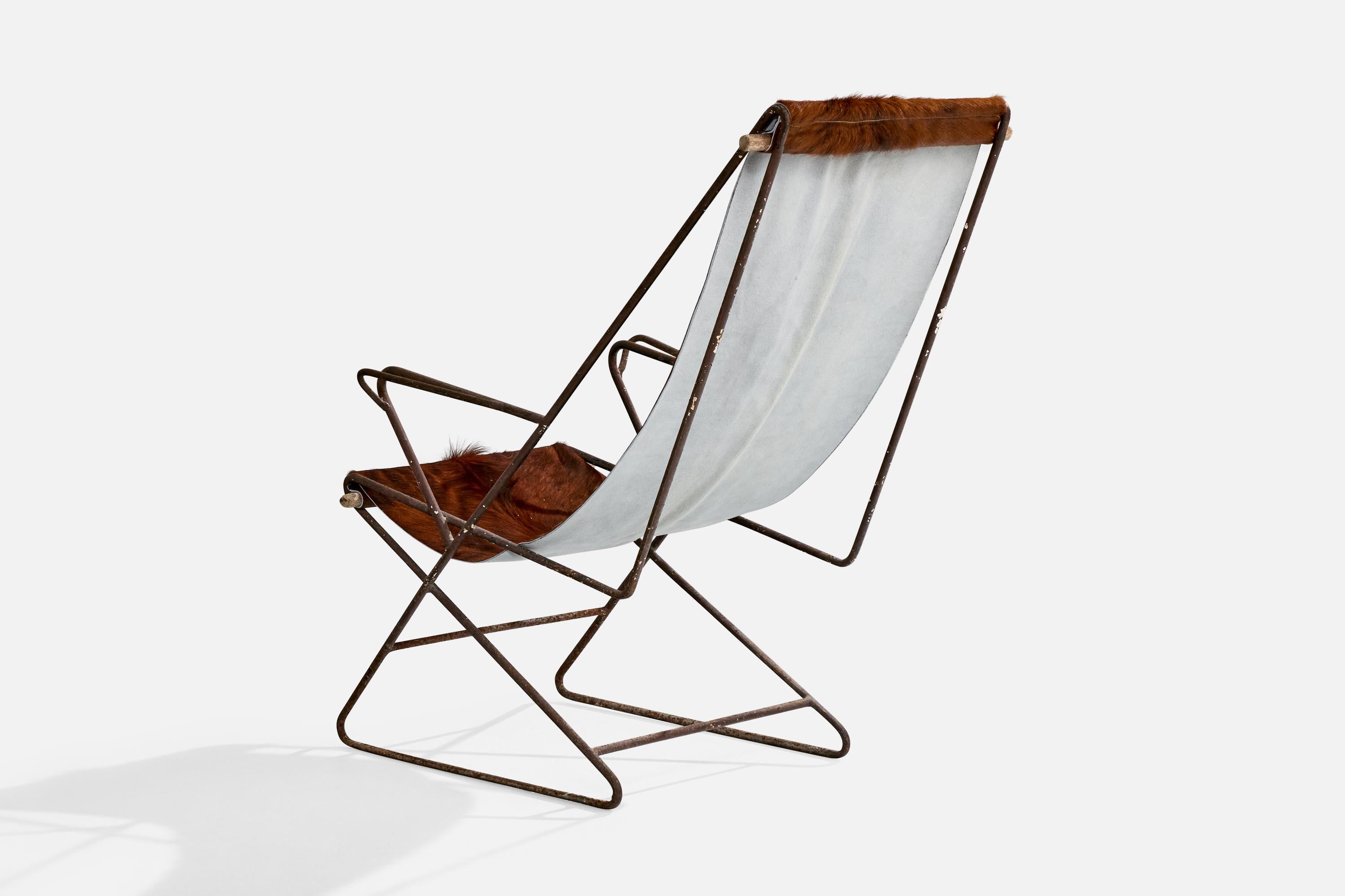 Chaise longue de designer brésilien, fer, peau de vache, Brésil, années 1950 Bon état - En vente à High Point, NC
