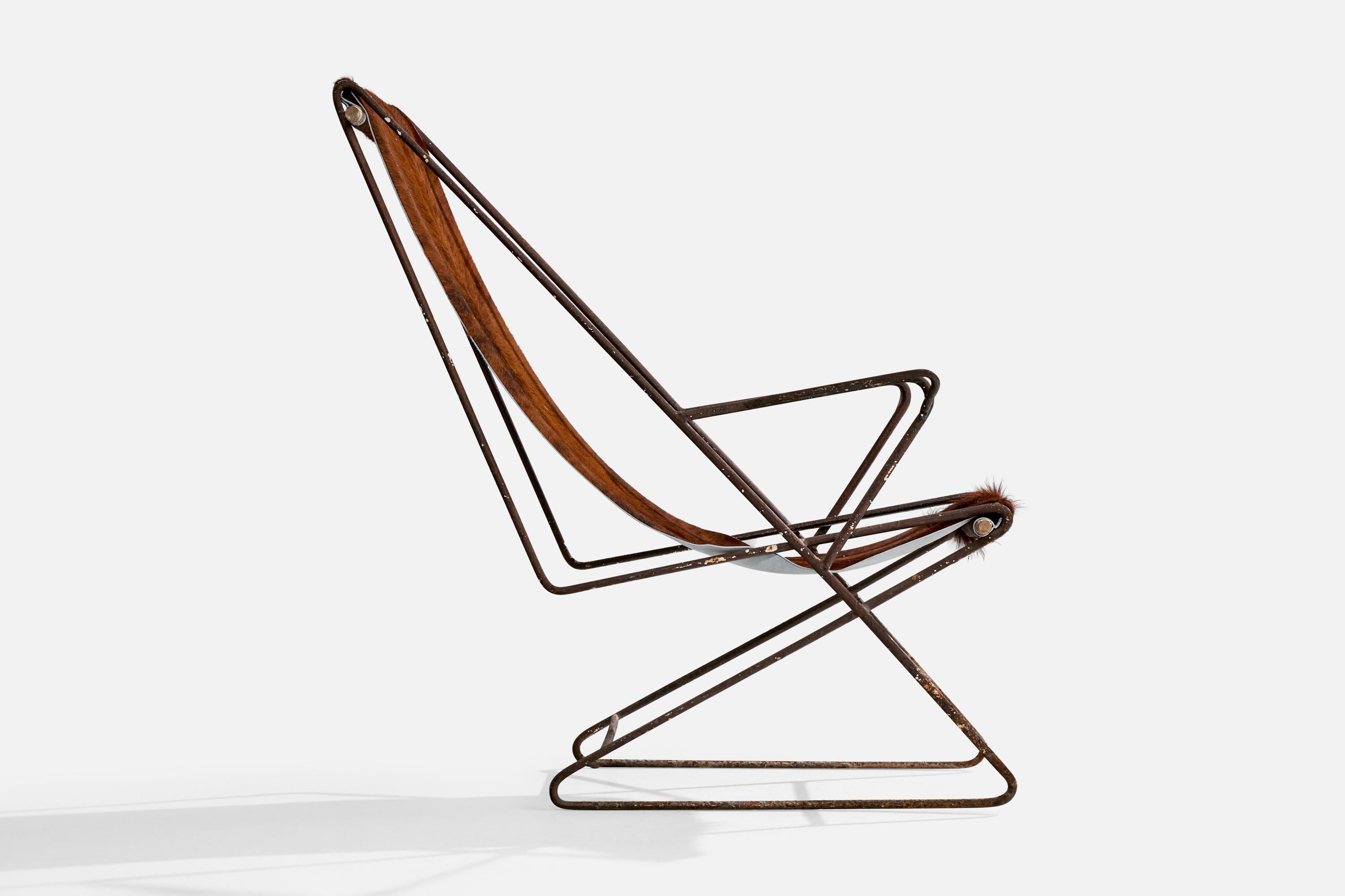 Milieu du XXe siècle Chaise longue de designer brésilien, fer, peau de vache, Brésil, années 1950 en vente