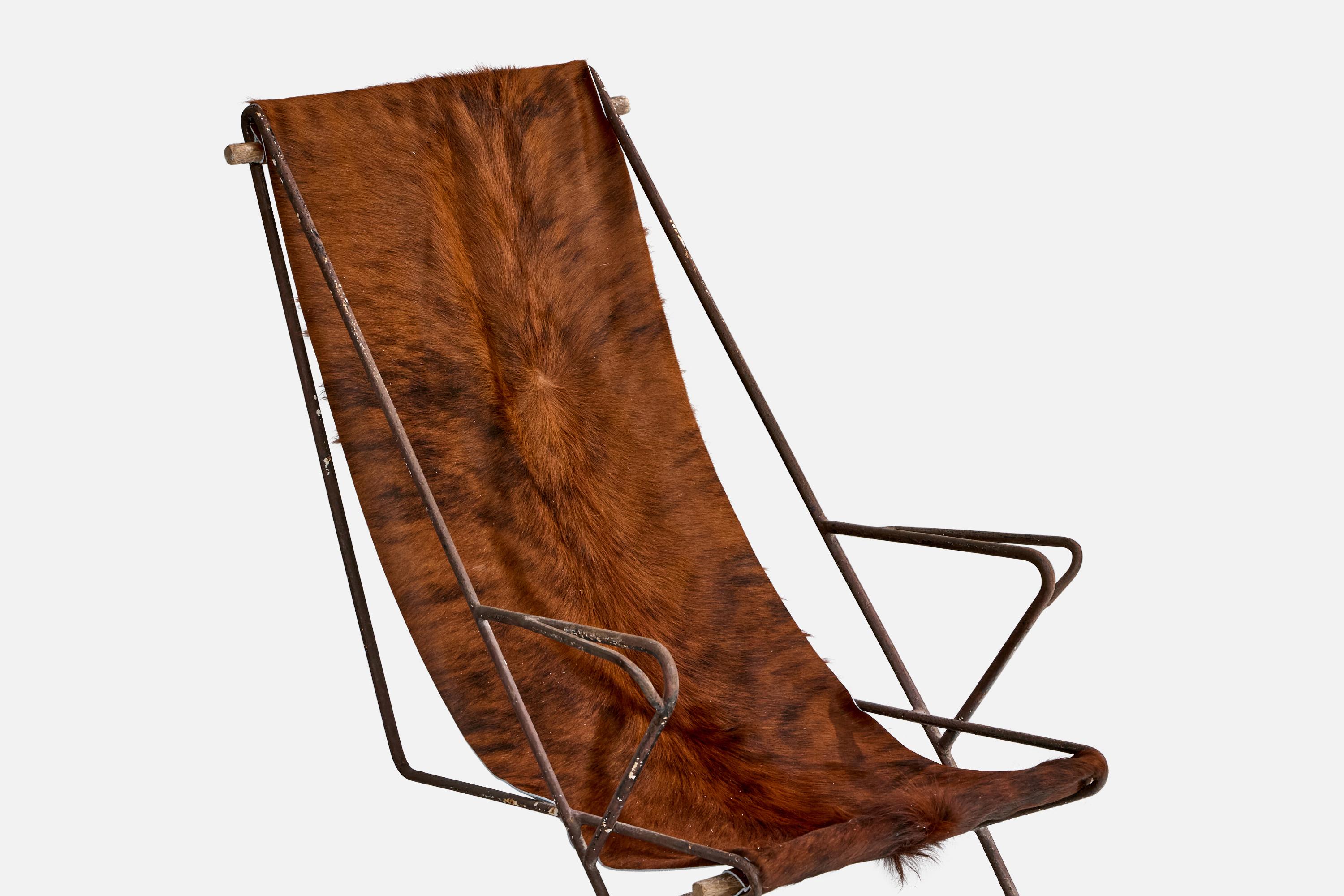 Cuir de vache Chaise longue de designer brésilien, fer, peau de vache, Brésil, années 1950 en vente