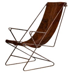 Designer brasiliano, sedia da salotto, ferro, pelle di mucca, Brasile, anni '50