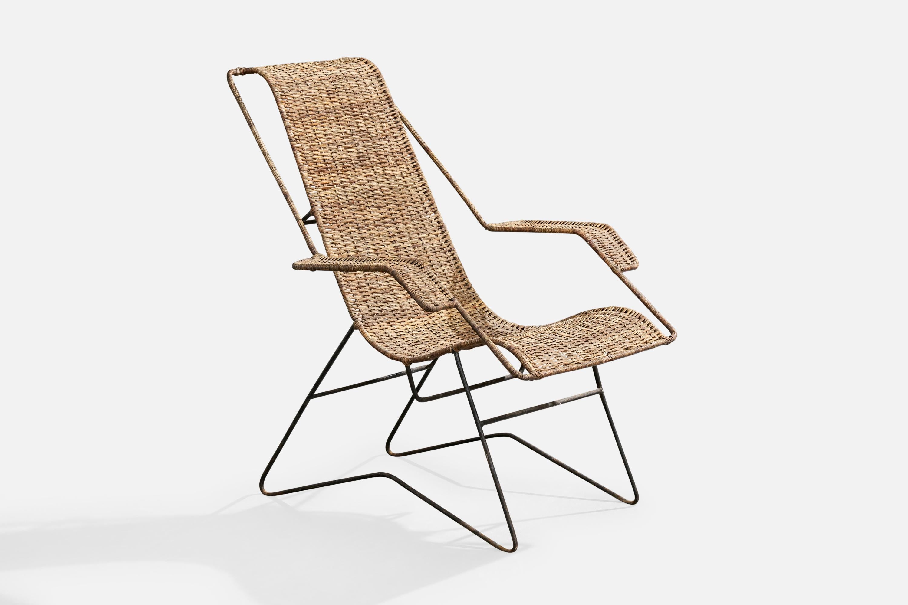 Chaise de salon en fer laqué noir et en rotin, conçue et produite au Brésil, c.C.

L'oxydation est présente sur l'ensemble du cadre en fer.

Dimensions globales (pouces) : 33.8 