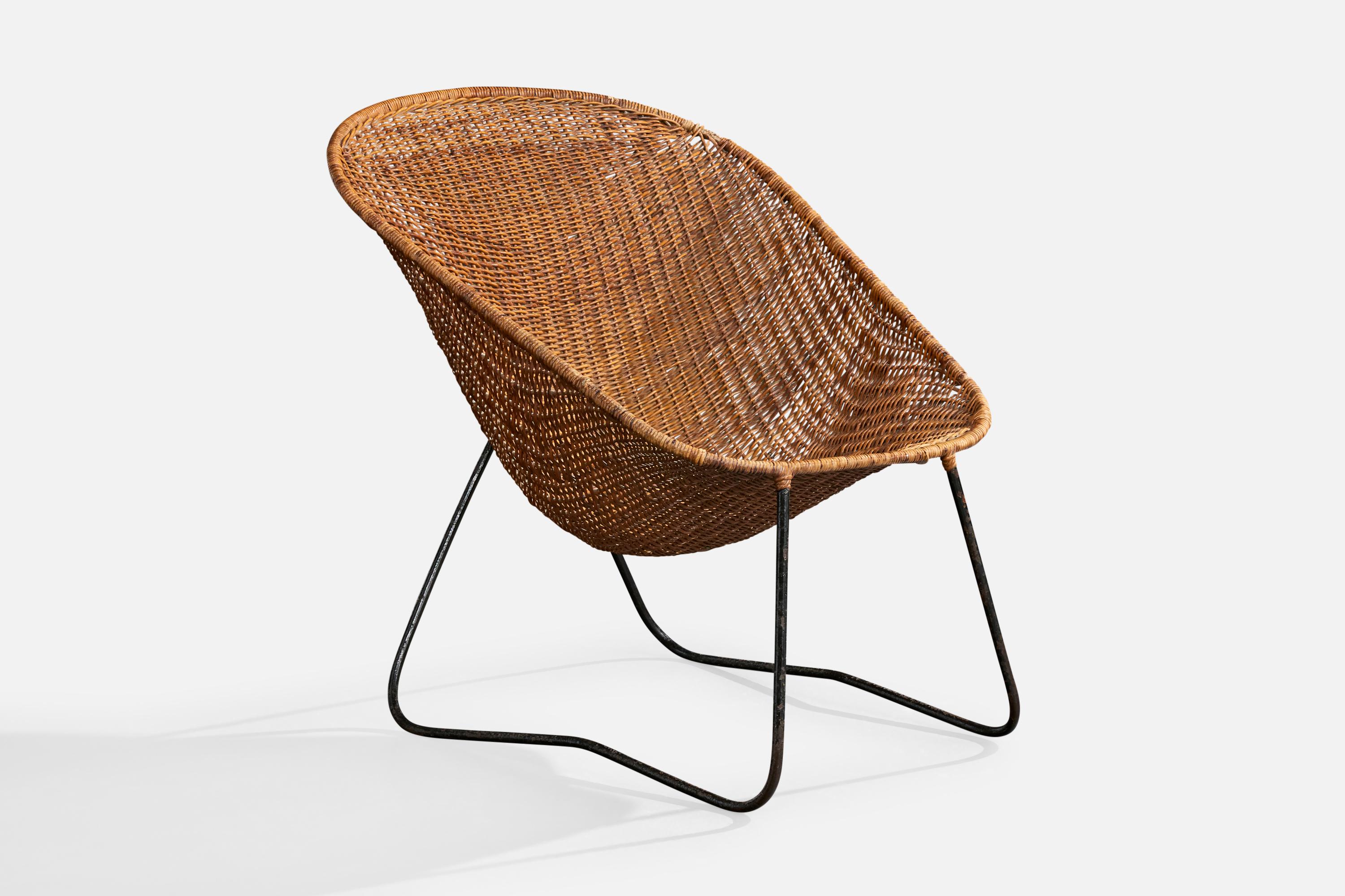 Chaise de salon en métal laqué noir et en rotin, conçue et produite au Brésil, c.C.

L'oxydation est présente sur l'ensemble du cadre en fer. Léger gauchissement de la forme générale.

Dimensions globales (pouces) : 27.75 