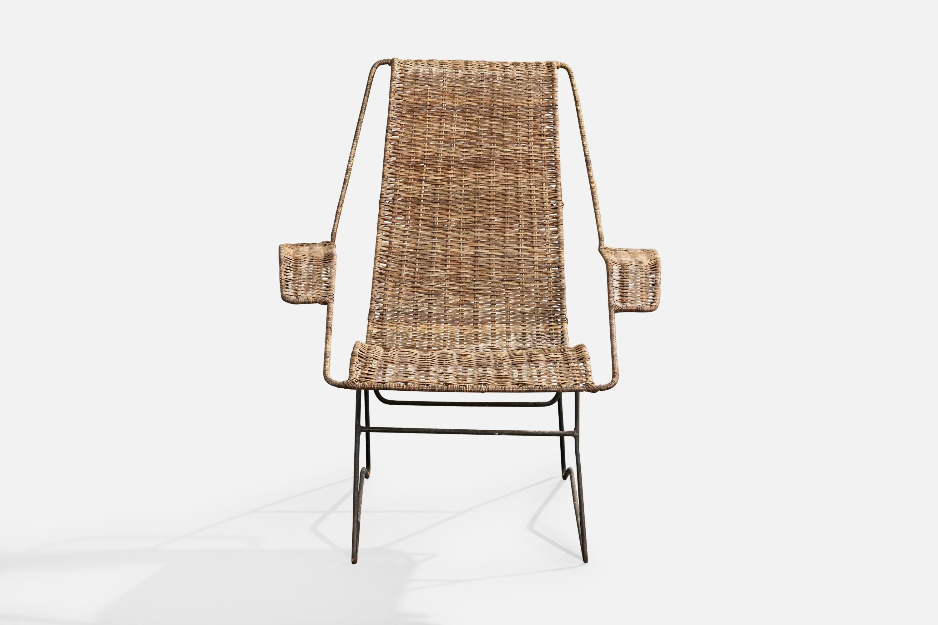 Mid-Century Modern Chaise longue de designer brésilien, fer, rotin, Brésil, années 1950 en vente