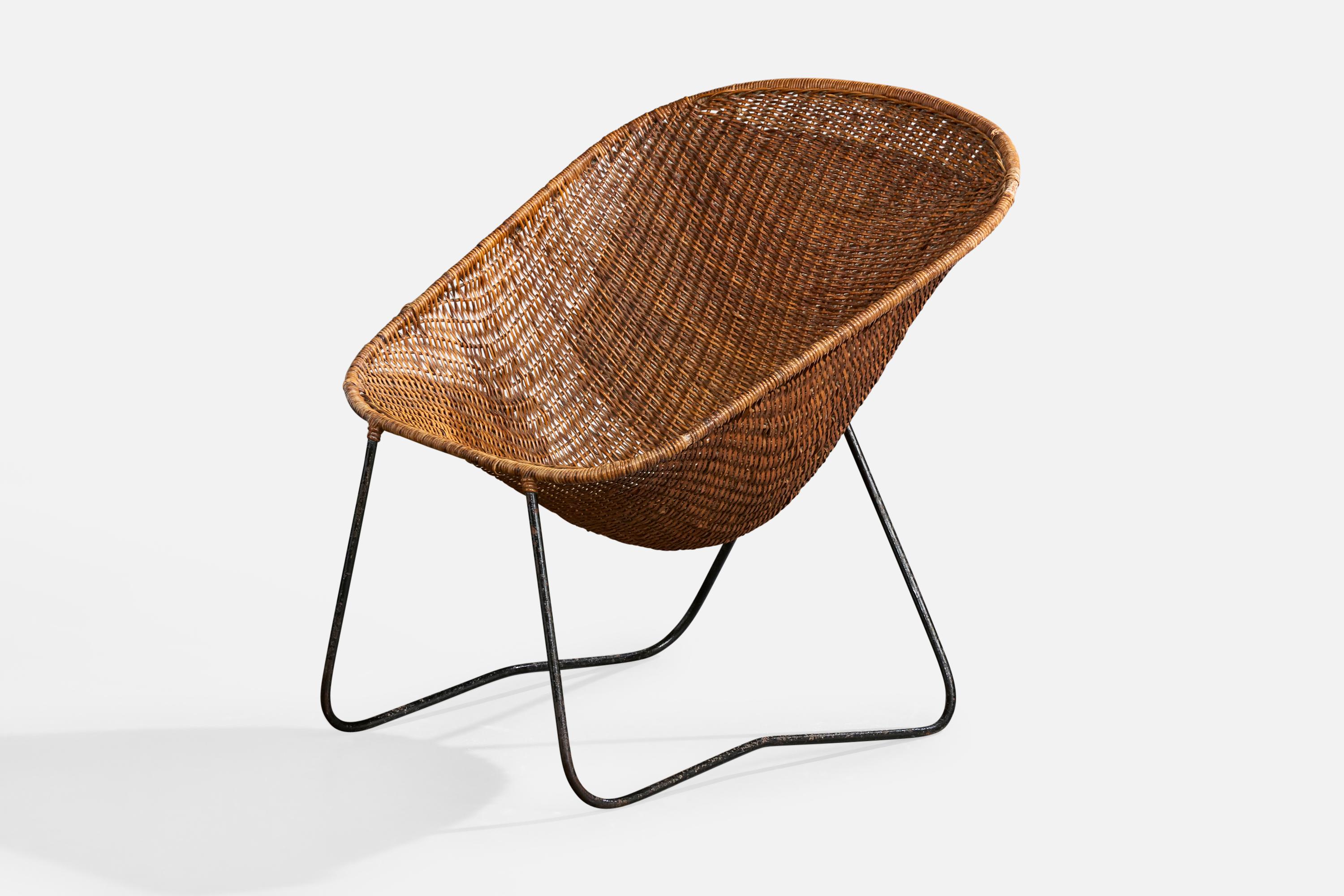 Mid-Century Modern Chaise longue de designer brésilien, fer, rotin, Brésil, années 1950 en vente