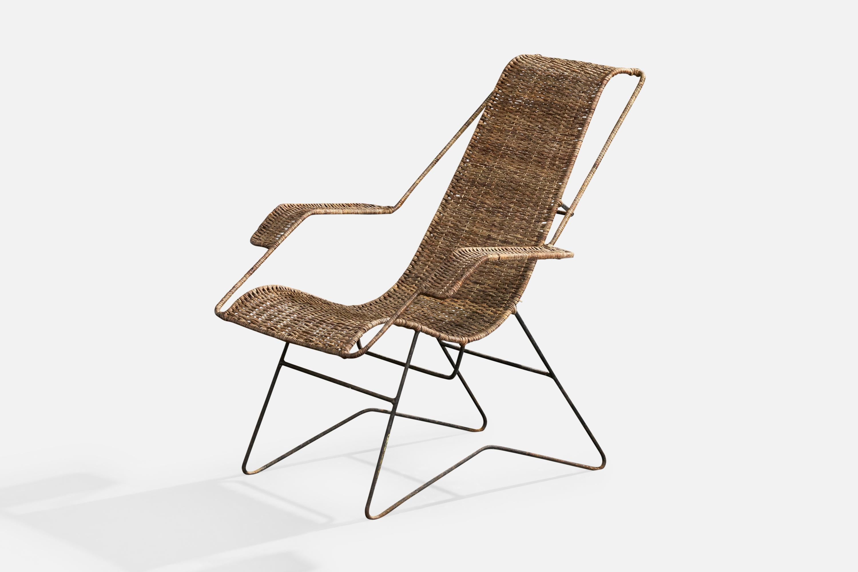 Brésilien Chaise longue de designer brésilien, fer, rotin, Brésil, années 1950 en vente