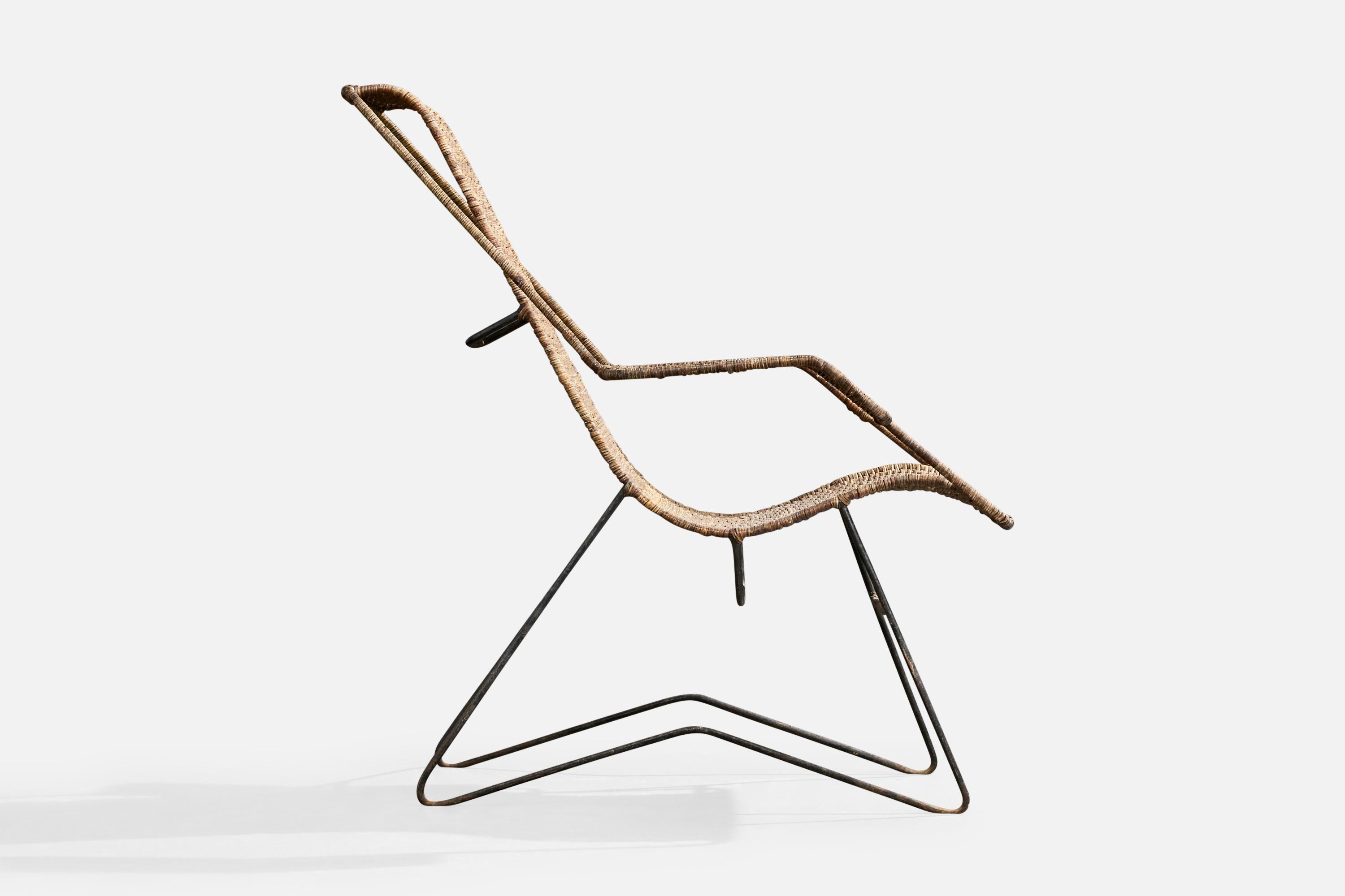 Milieu du XXe siècle Chaise longue de designer brésilien, fer, rotin, Brésil, années 1950 en vente