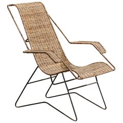 Chaise longue de designer brésilien, fer, rotin, Brésil, années 1950 Chaise longue de designer brésilien, fer, rotin, Brésil, années 1950