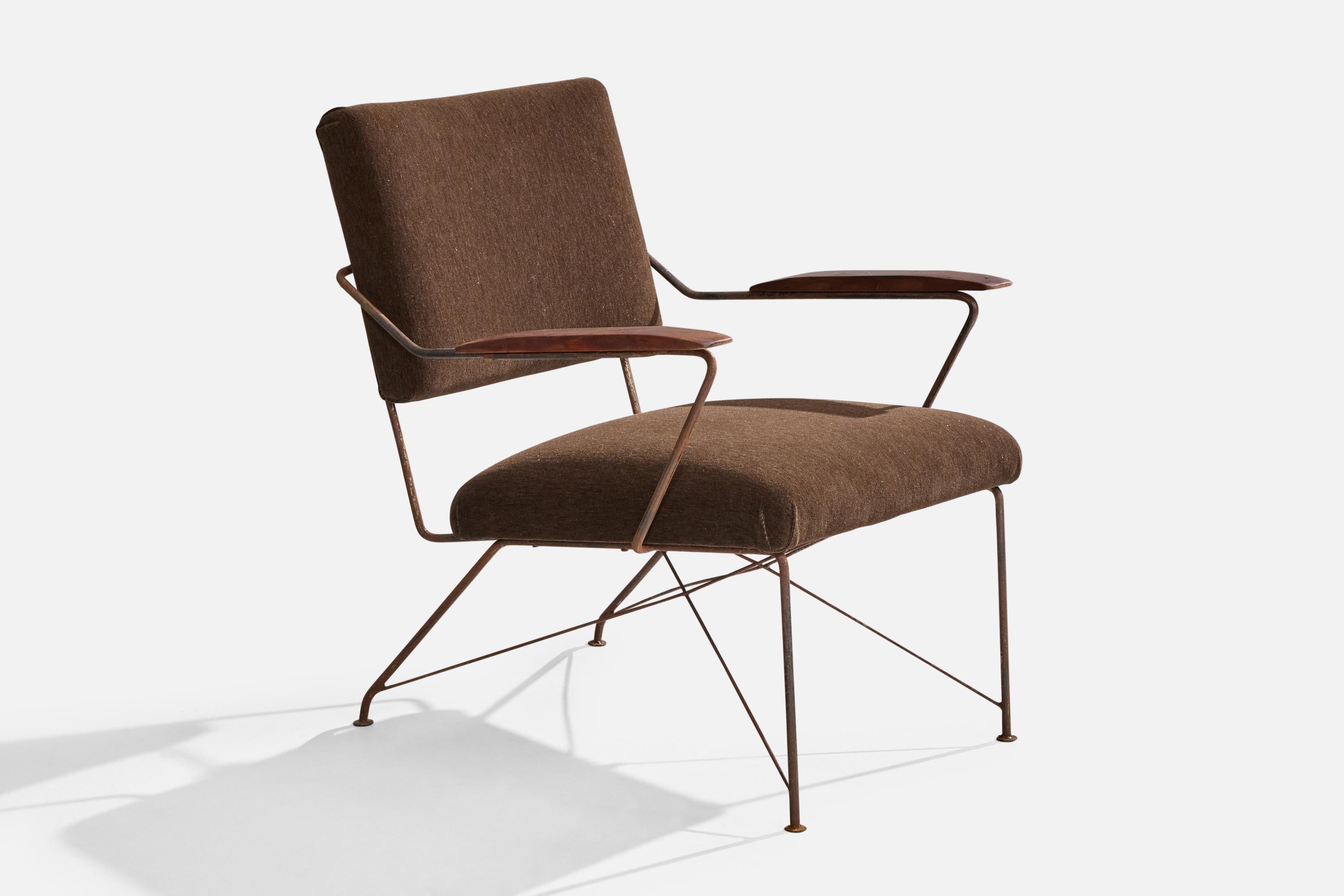 Sillón de hierro, madera y terciopelo marrón diseñado y fabricado en Brasil, c. 1950.

El armazón de metal presenta una oxidación muy fuerte.

Dimensiones totales (pulgadas): 31