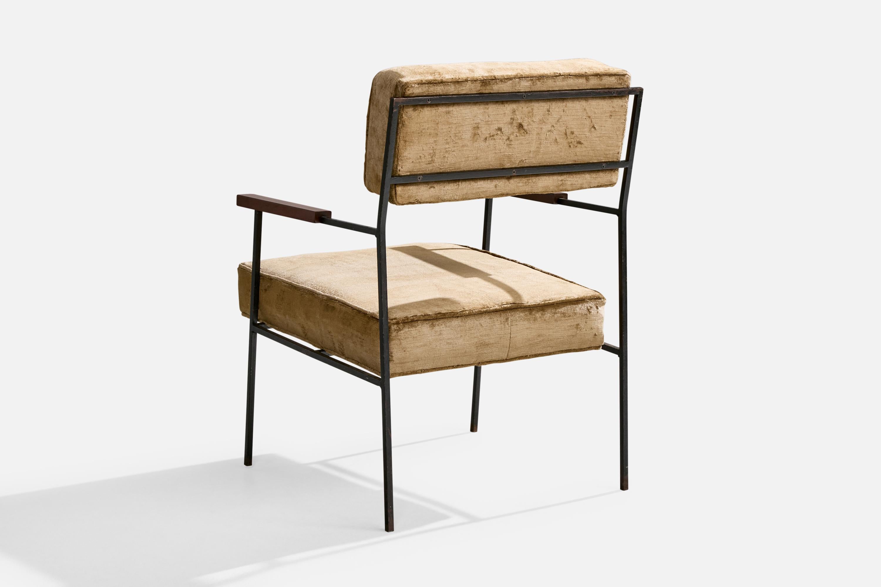 Designer brasiliano, sedia da salotto, ferro, legno, velluto, Brasile, anni '50 In condizioni buone in vendita a High Point, NC