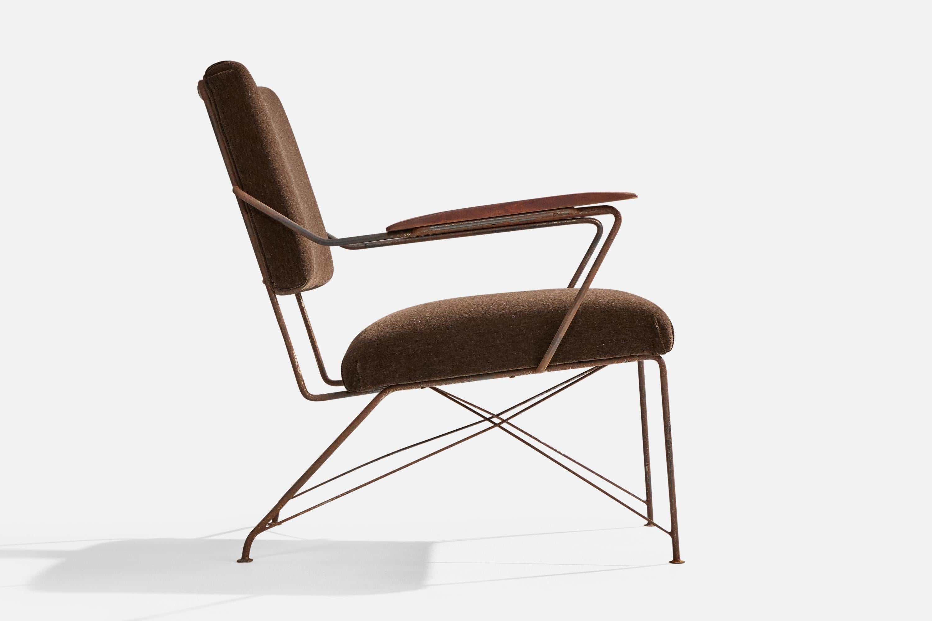 Diseñador brasileño, Silla de salón, Hierro, Madera, Terciopelo, Brasil, Años 50 mediados del siglo XX en venta