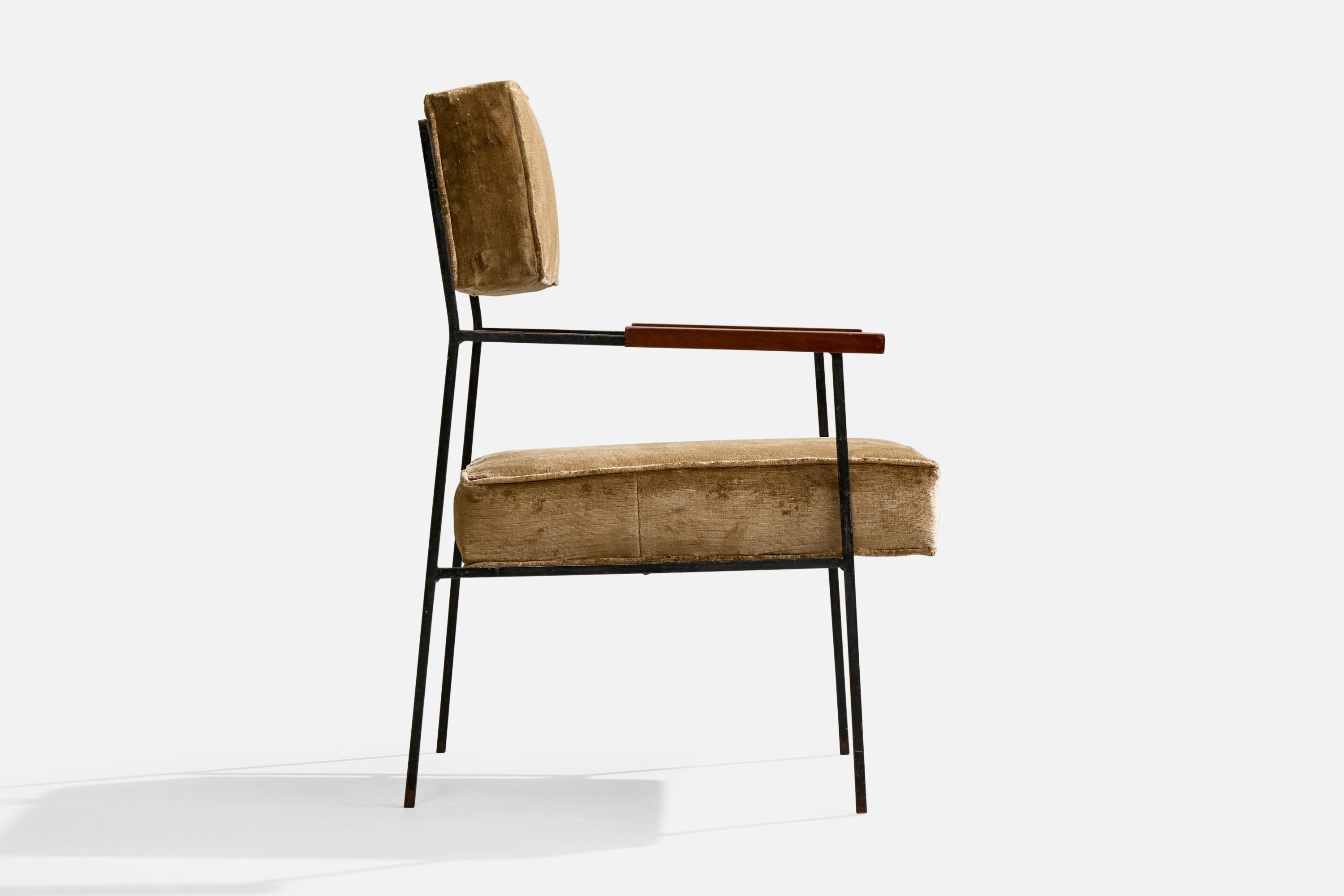 Metà XX secolo Designer brasiliano, sedia da salotto, ferro, legno, velluto, Brasile, anni '50 in vendita