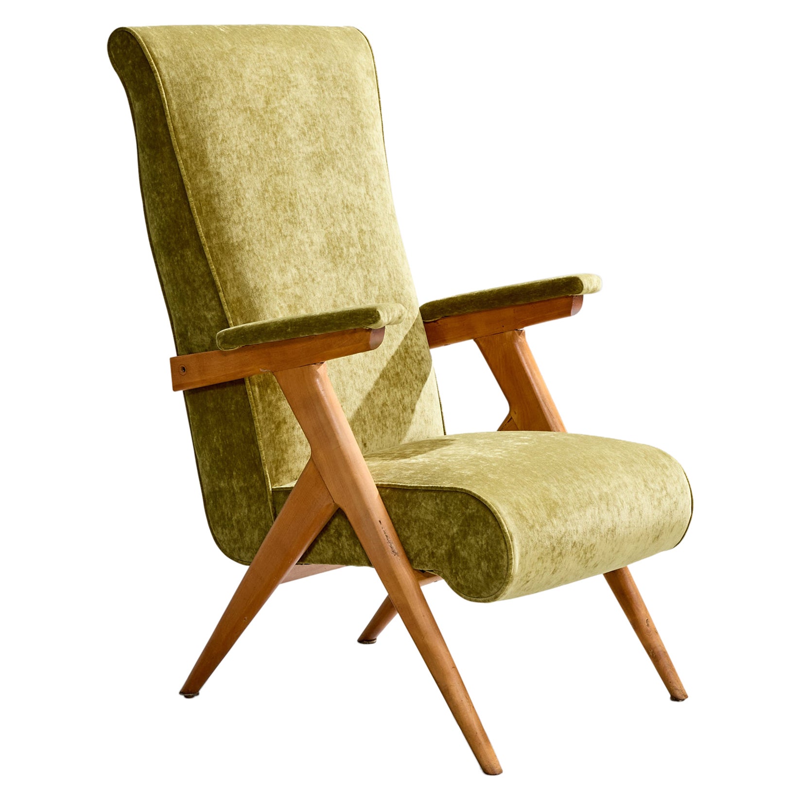 Chaise longue en bois et en velours vert conçue et produite au Brésil, c.C. années 1960.

Dimensions globales (pouces) : 43.25 