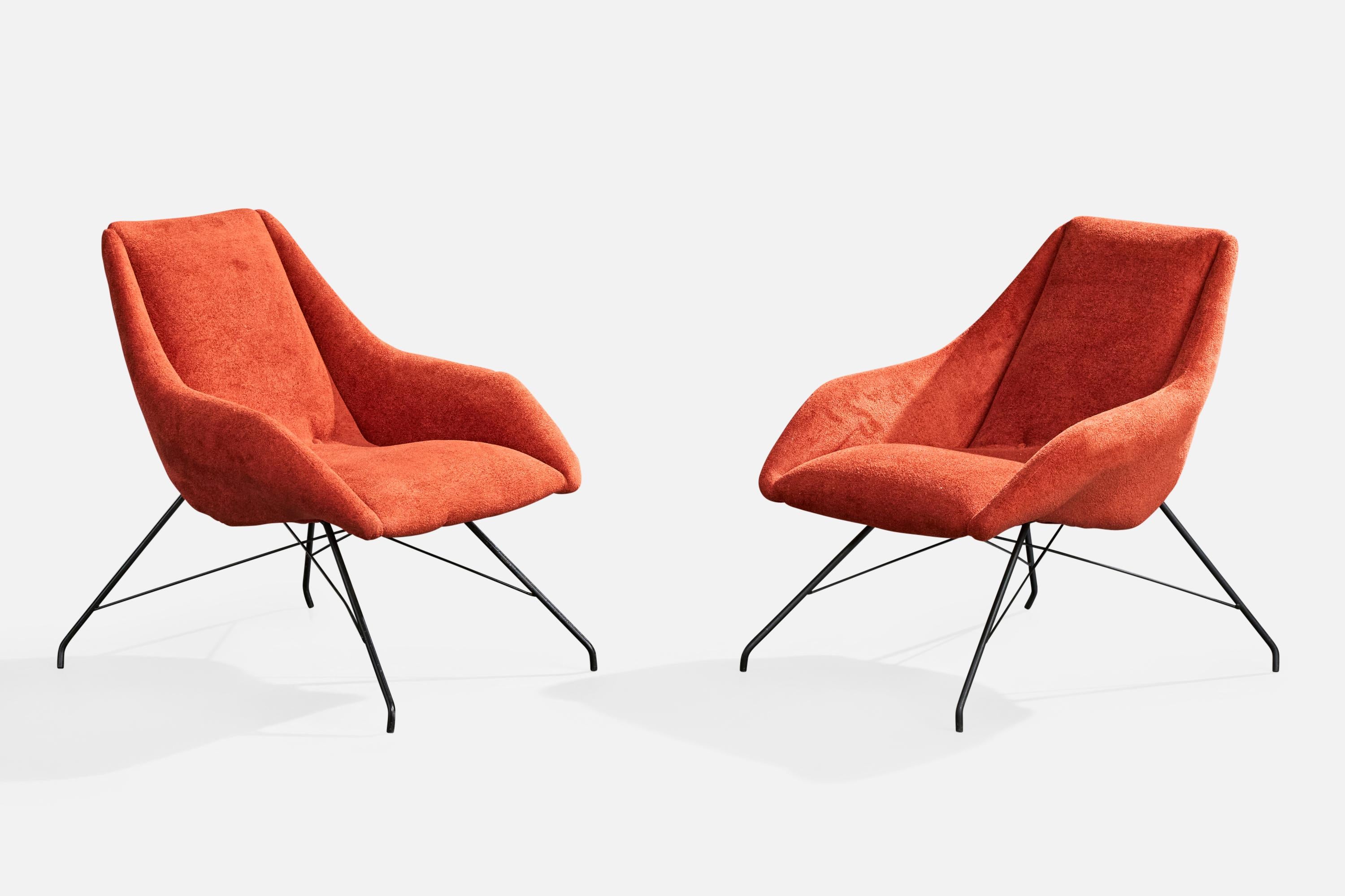 Paire de chaises longues en tissu rouge et en fer peint en noir, conçues et produites au Brésil, vers les années 1950.

Rembourré et restauré récemment.

Dimensions globales (pouces) : 29.75 