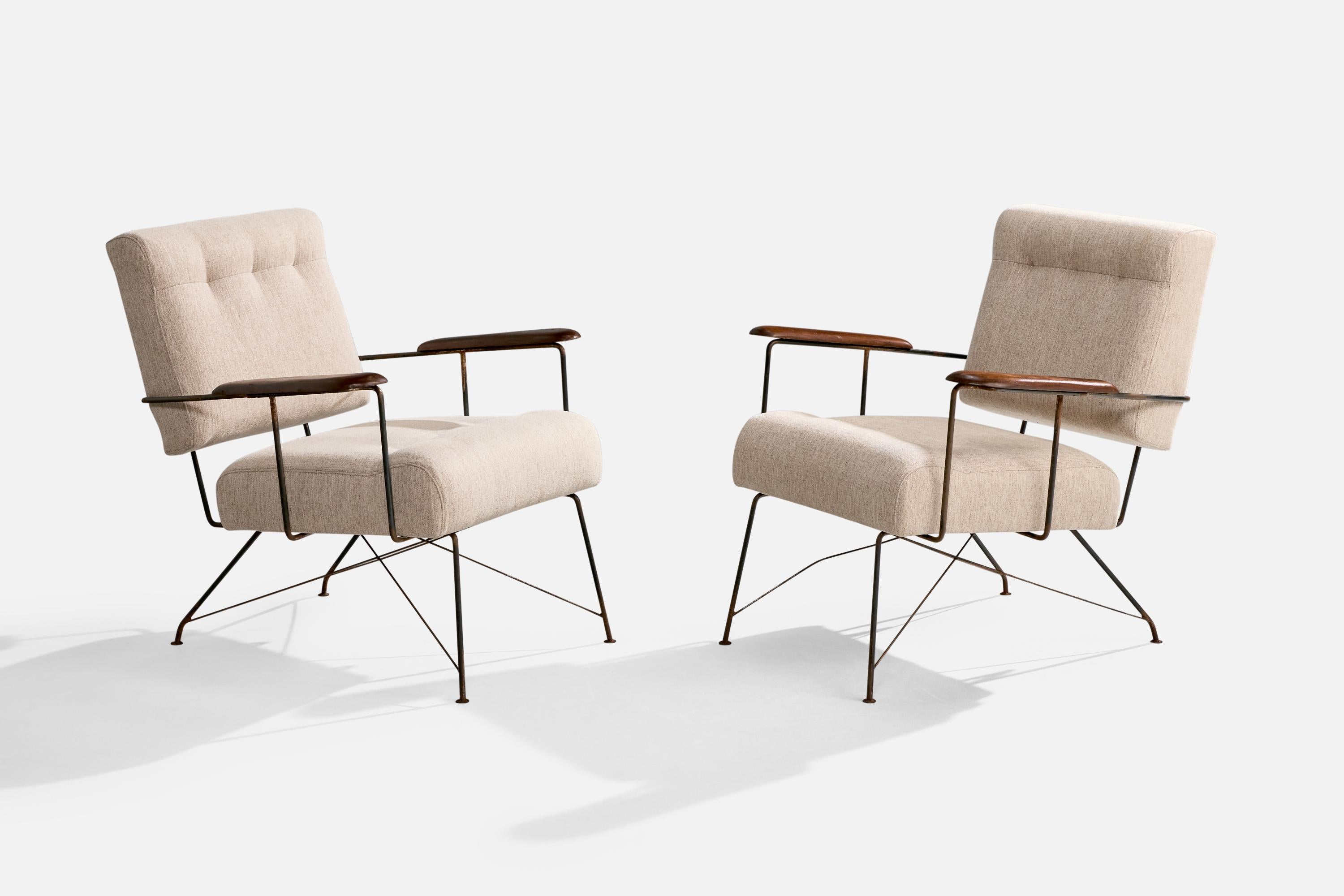 Coppia di sedie da salotto in ferro, legno e tessuto bianco sporco progettate e prodotte in Brasile, anni '50 circa.

Dimensioni complessive (pollici): 33,75