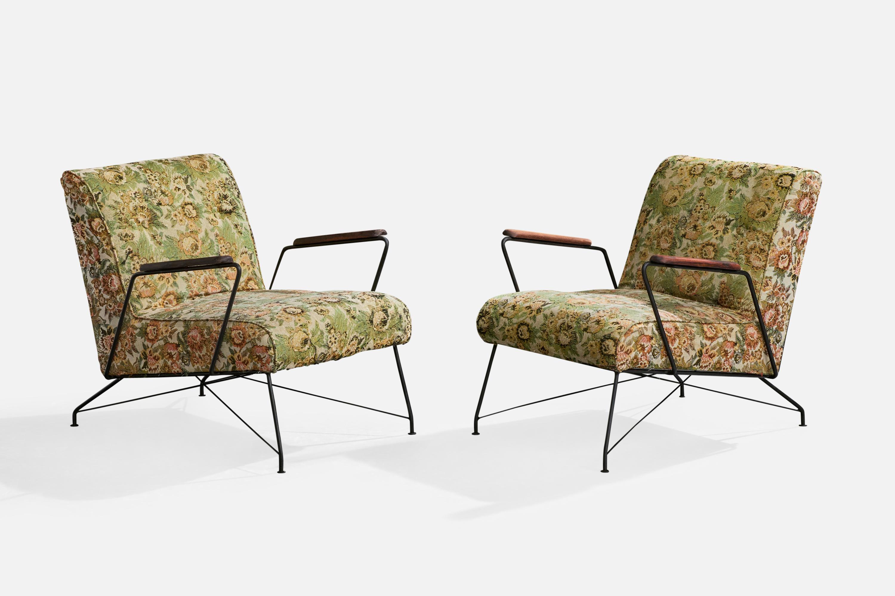 Ein Paar Lounge-Sessel aus schwarz lackiertem Eisen, Holz und mit Blumen bedrucktem Stoff, entworfen und hergestellt in Brasilien, um 1960.

Der Stoff weist starke Abnutzungserscheinungen und mäßige Verfärbungen am gesamten Stuhl