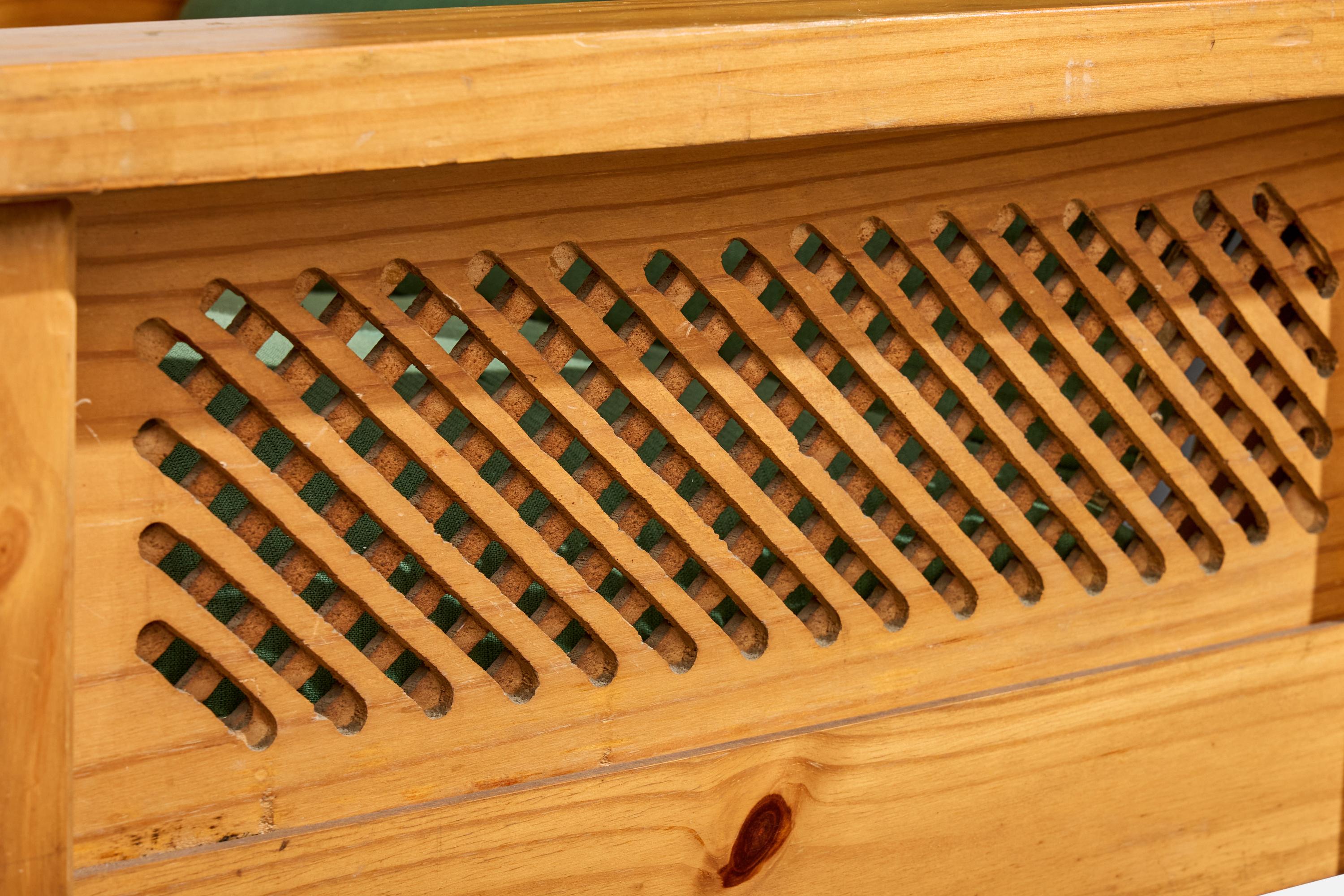 Designer brésilien, chaises longues, pin de Paraná, tissu, Brésil, années 1960 en vente 3