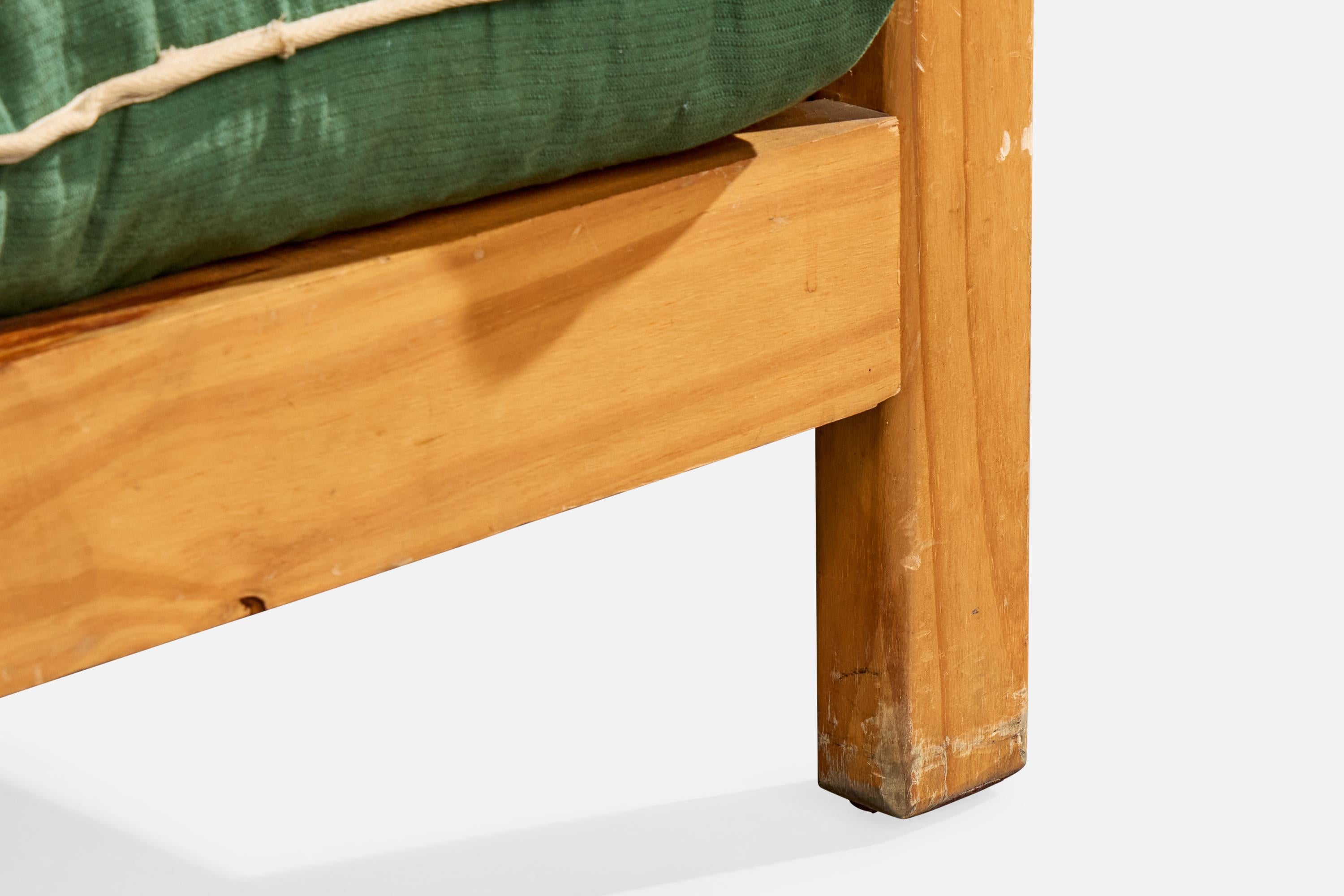 Designer brésilien, chaises longues, pin de Paraná, tissu, Brésil, années 1960 en vente 7