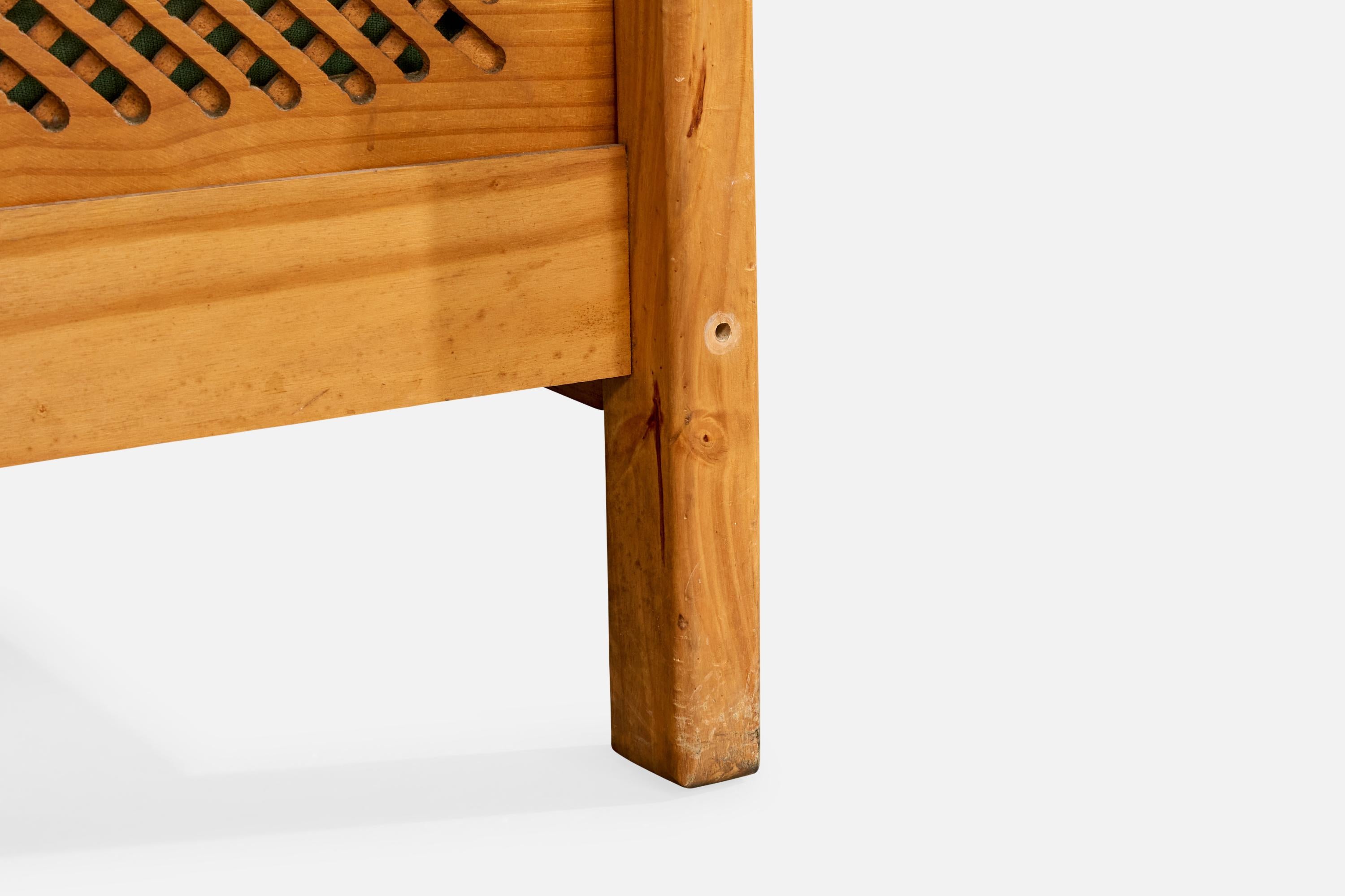 Designer brésilien, chaises longues, pin de Paraná, tissu, Brésil, années 1960 en vente 8