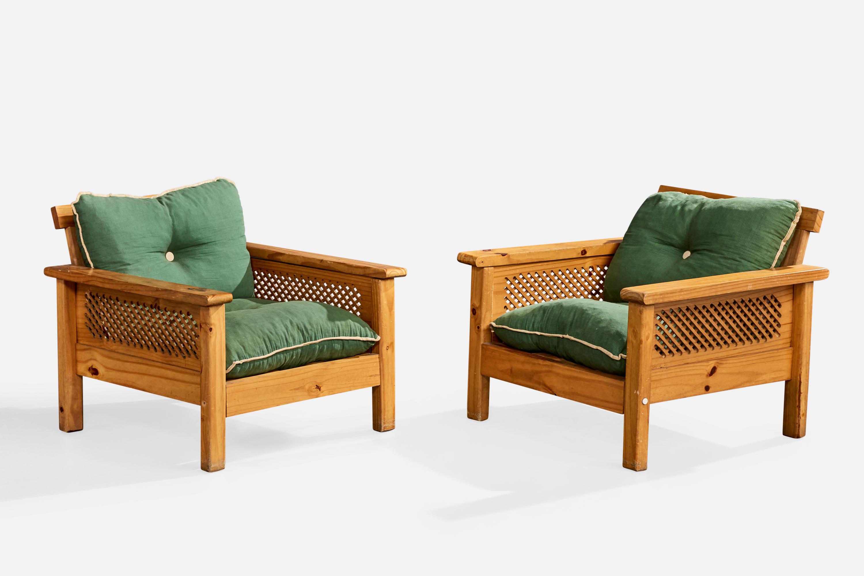 Paire de chaises longues en pin du Paraná sculpté et en tissu vert, conçues et produites au Brésil, vers les années 1960.

Tissu Vintage idéalement remplacé.

Dimensions globales (pouces) : 26.5 