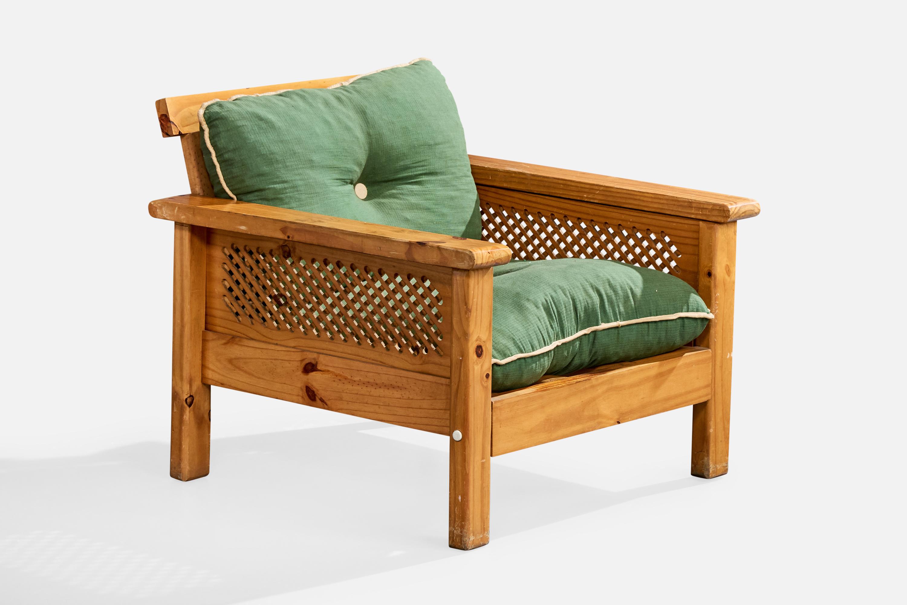 Brésilien Designer brésilien, chaises longues, pin de Paraná, tissu, Brésil, années 1960 en vente