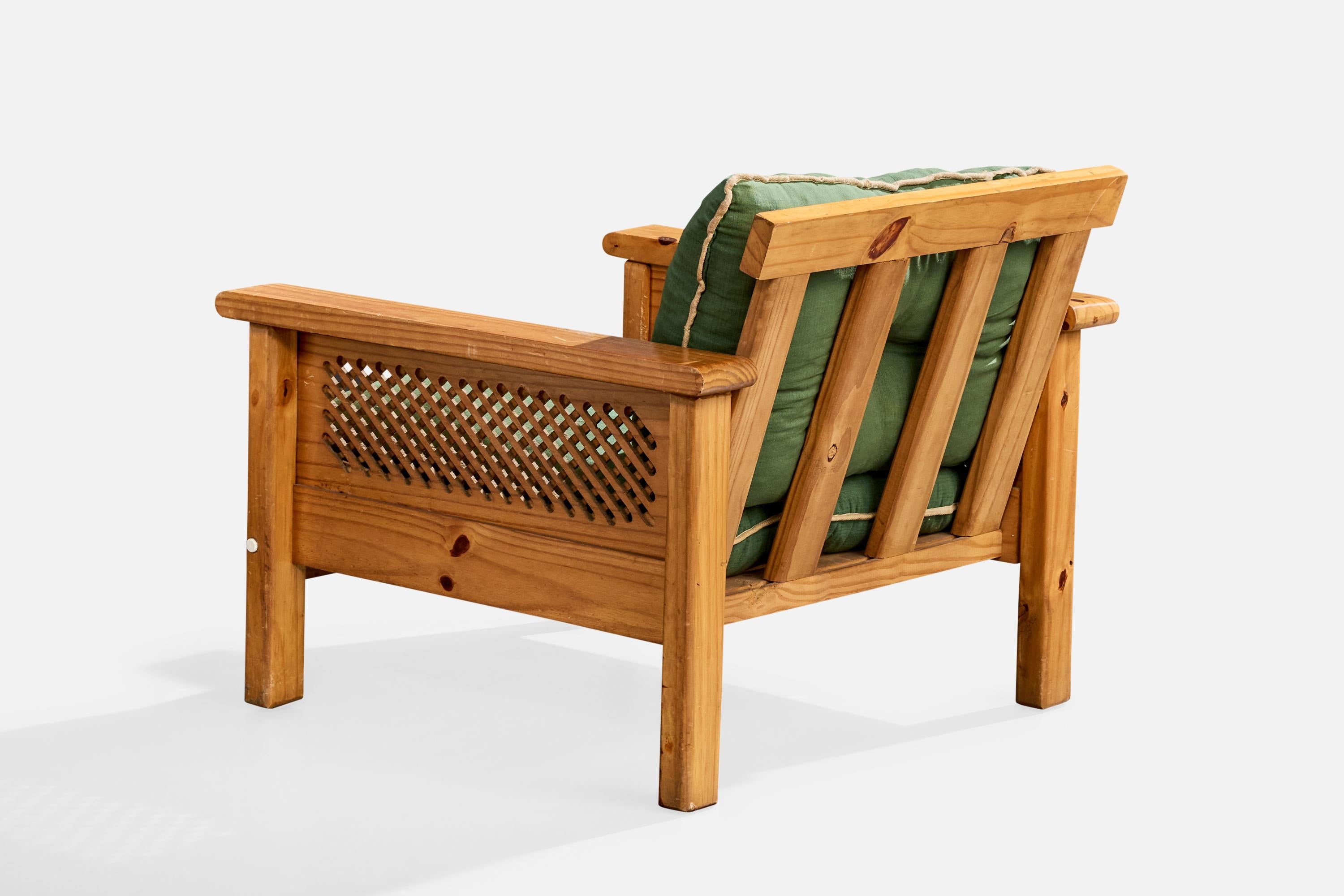 Designer brésilien, chaises longues, pin de Paraná, tissu, Brésil, années 1960 État moyen - En vente à High Point, NC