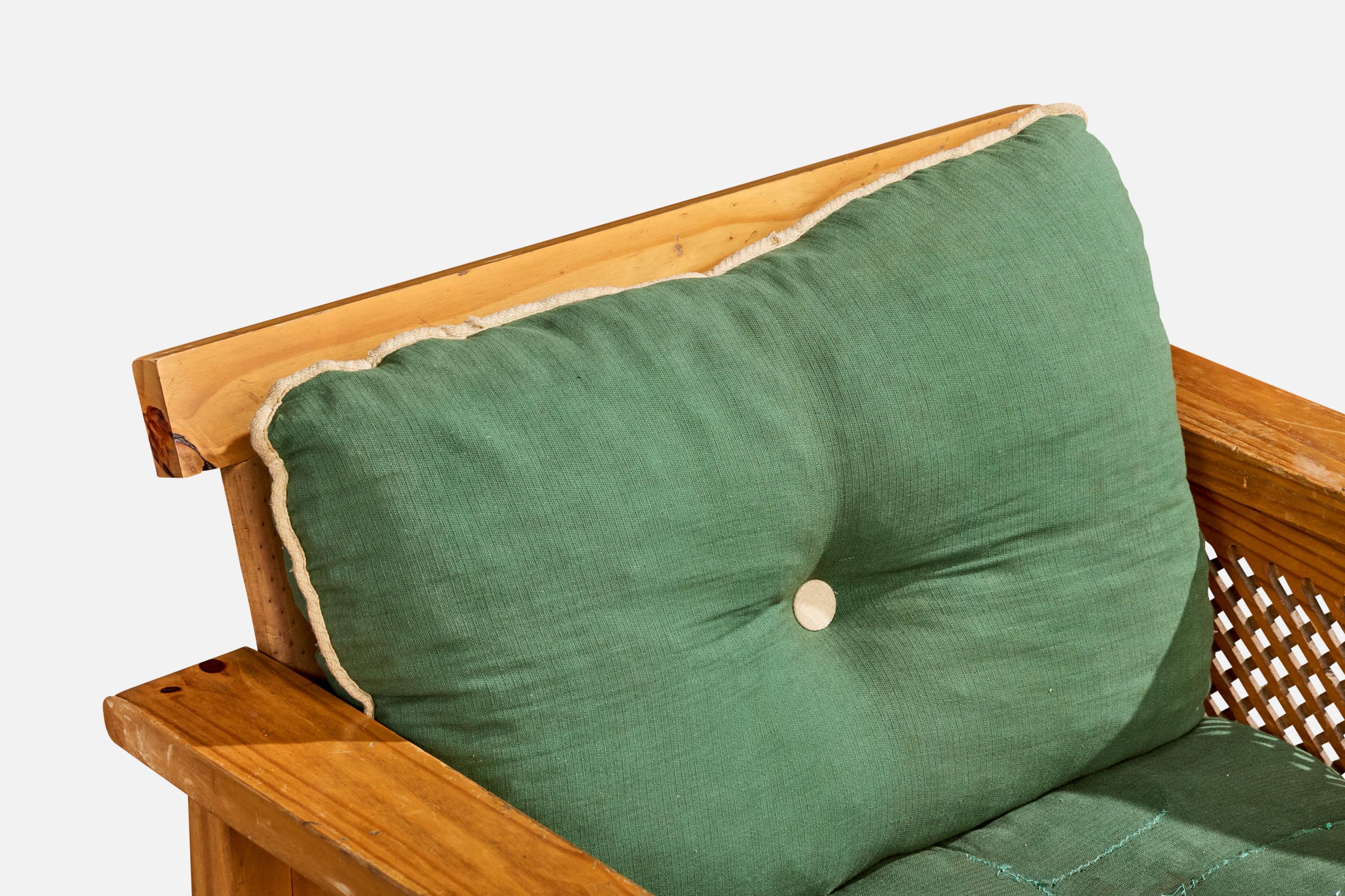 Designer brésilien, chaises longues, pin de Paraná, tissu, Brésil, années 1960 en vente 1