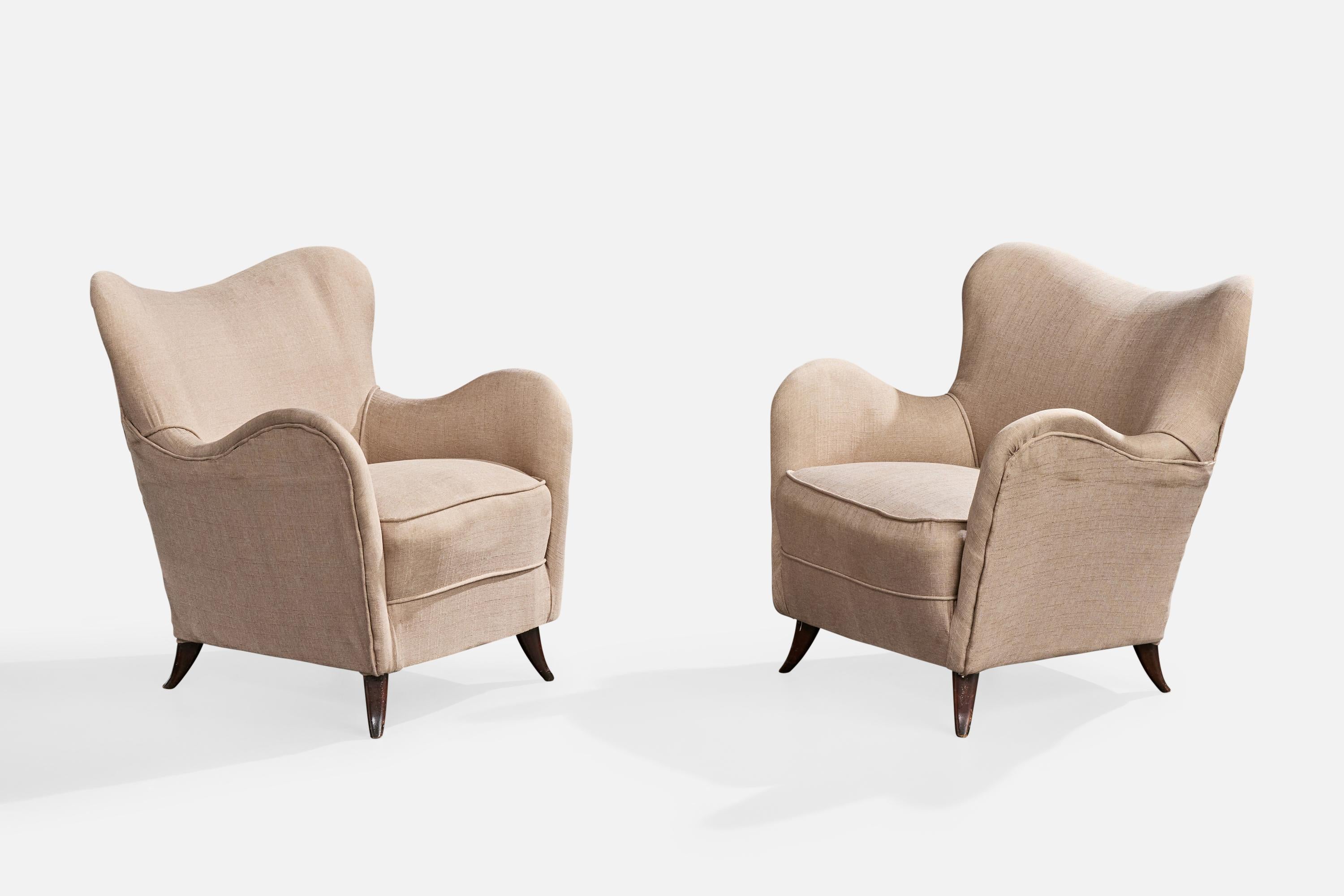 Paire de chaises de salon en tissu gris clair et bois teinté foncé, conçues et produites au Brésil, vers les années 1950.

Tissu vintage en mauvais état. Il est recommandé de le retapisser.

Dimensions globales (pouces) : 32.0 