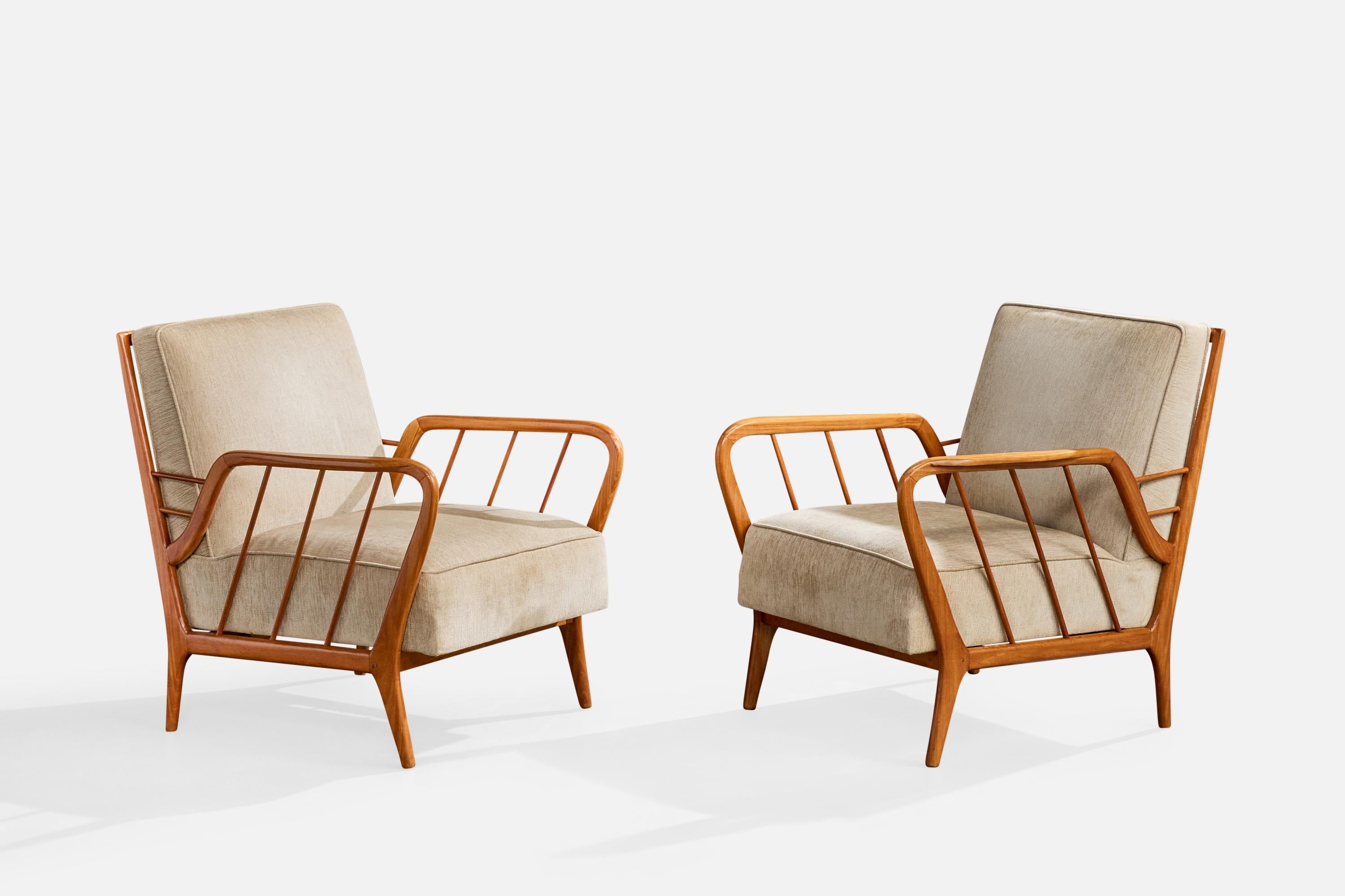 Paire de chaises de salon en bois et tissu gris clair, conçues et produites au Brésil, vers les années 1950.

Tissu Vintage en bon état. Rembourrage recommandé.

Dimensions globales (pouces) : 30.0 