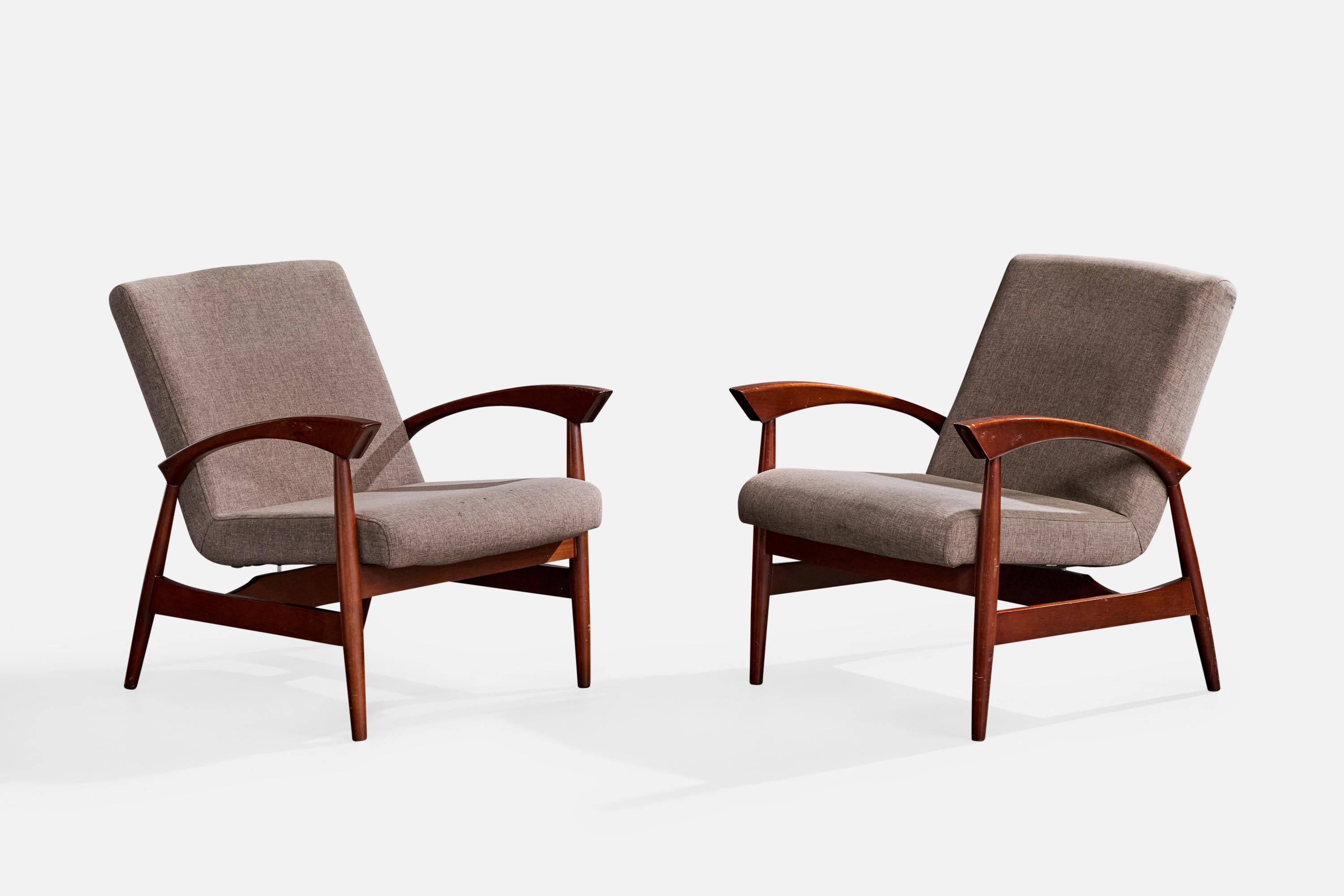 Paire de chaises de salon en bois teinté foncé et tissu gris, conçues et produites au Brésil, c.C. années 1960.

Tissu Vintage en état moyen/déformé avec des taches, reupholstery recommandé.

Dimensions globales (pouces) : 30.75 