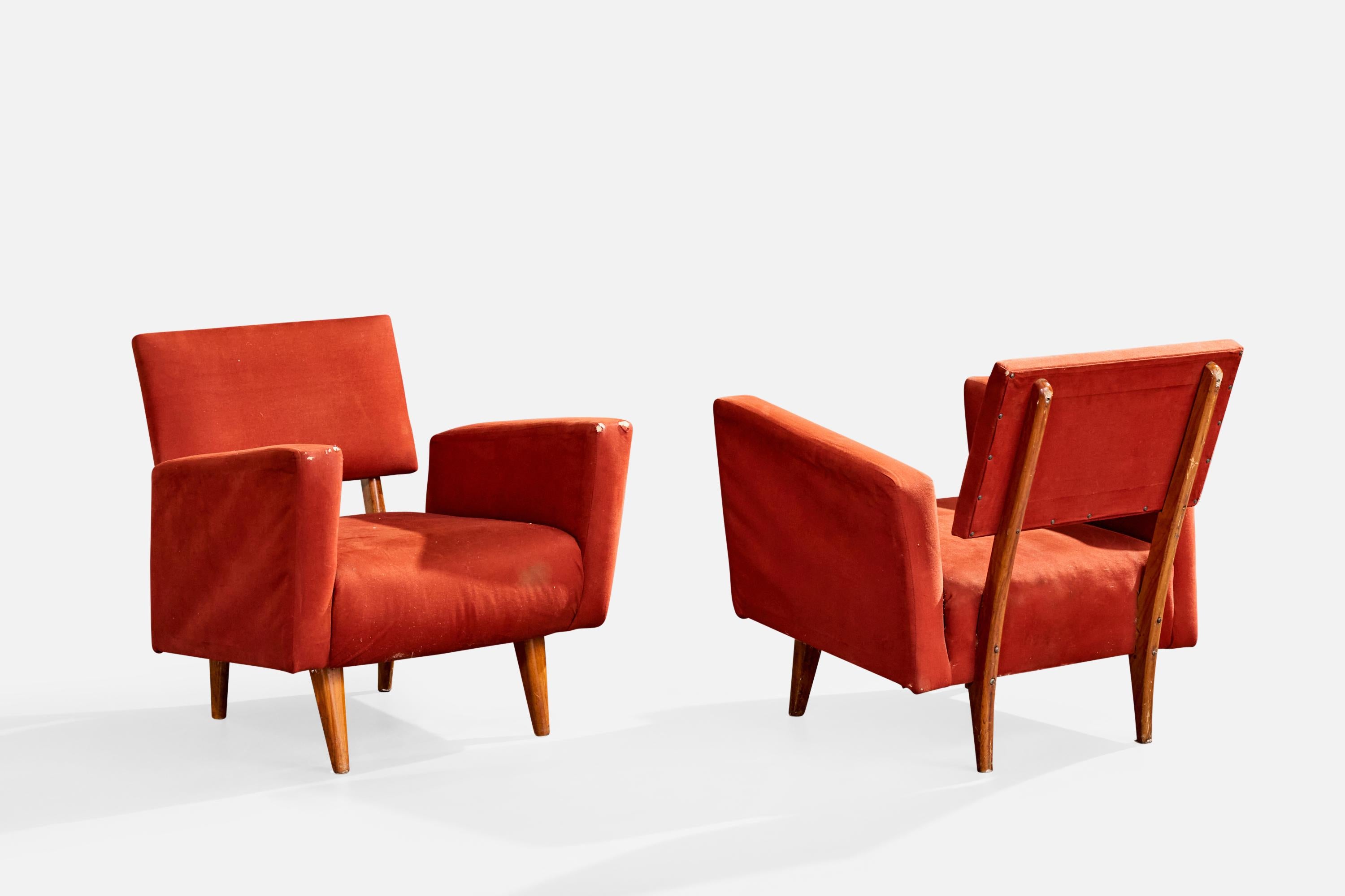 Coppia di sedie da salotto in legno e tessuto rosso progettate e prodotte in Brasile, anni '60 circa.

Tessuto vintage in condizioni di deterioramento, si consiglia la tappezzeria.

Dimensioni complessive (pollici): 31,0 