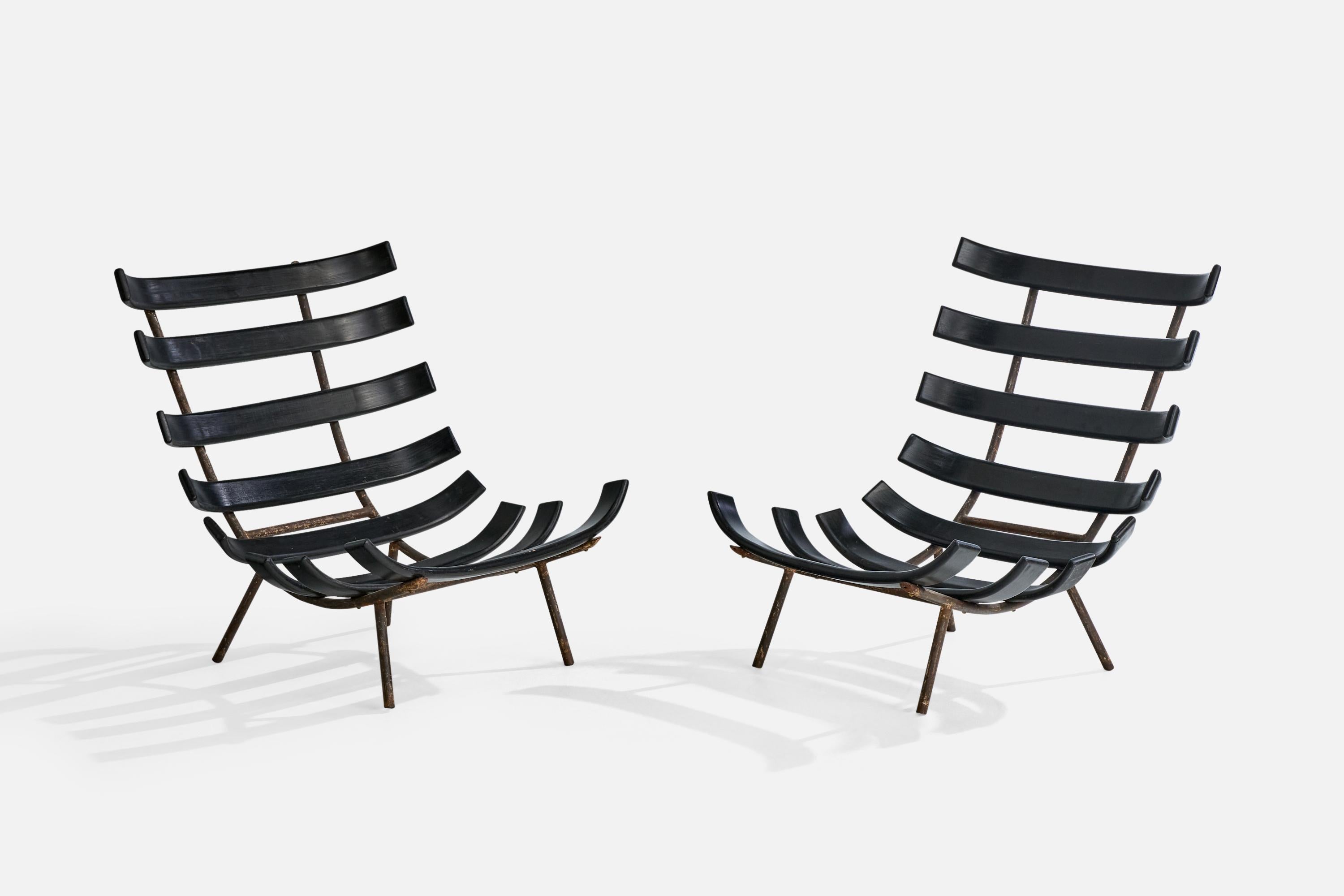 Paire de chaises longues en bois et en fer peintes en noir, conçues et produites au Brésil, c.C.

Design/One d'après le modèle 