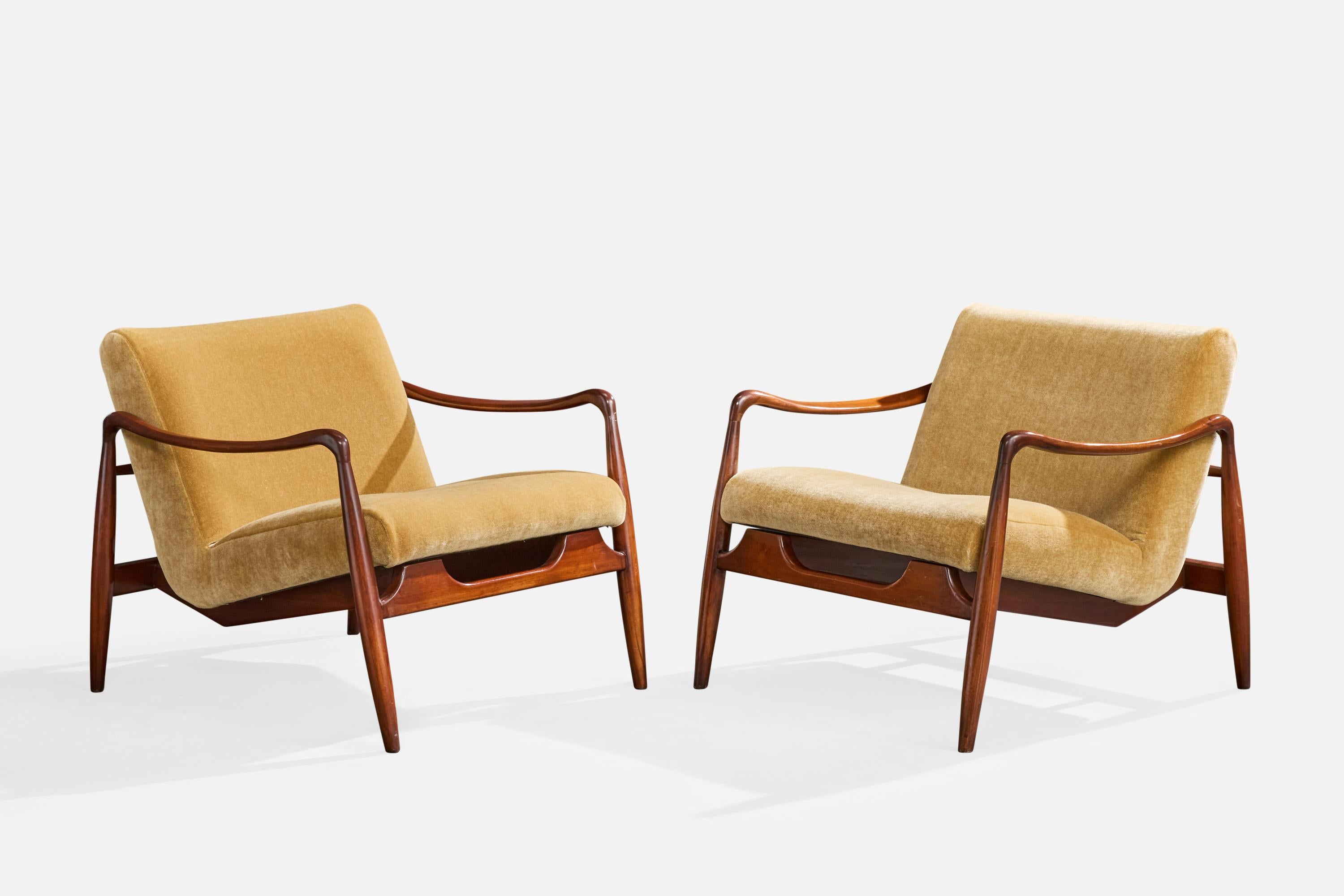 Coppia di sedie da salotto in velluto giallo beige e legno progettate e prodotte in Brasile, anni '50 circa.

Rivestito in velluto nuovo di zecca.

Provenienza: Collezione privata, Avenida Angélica, San Paolo.

Dimensioni complessive (pollici): 28,0