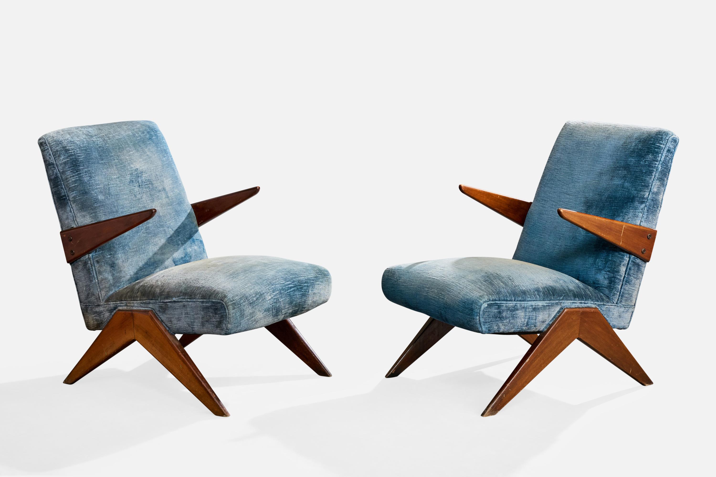 Pareja de tumbonas de madera y terciopelo azul diseñadas y fabricadas en Brasil, c. 1950.

Desgaste moderado del tejido. Manchas en los cojines de los asientos, el borde superior de los respaldos y el panel del respaldo.

Desgaste normal de la