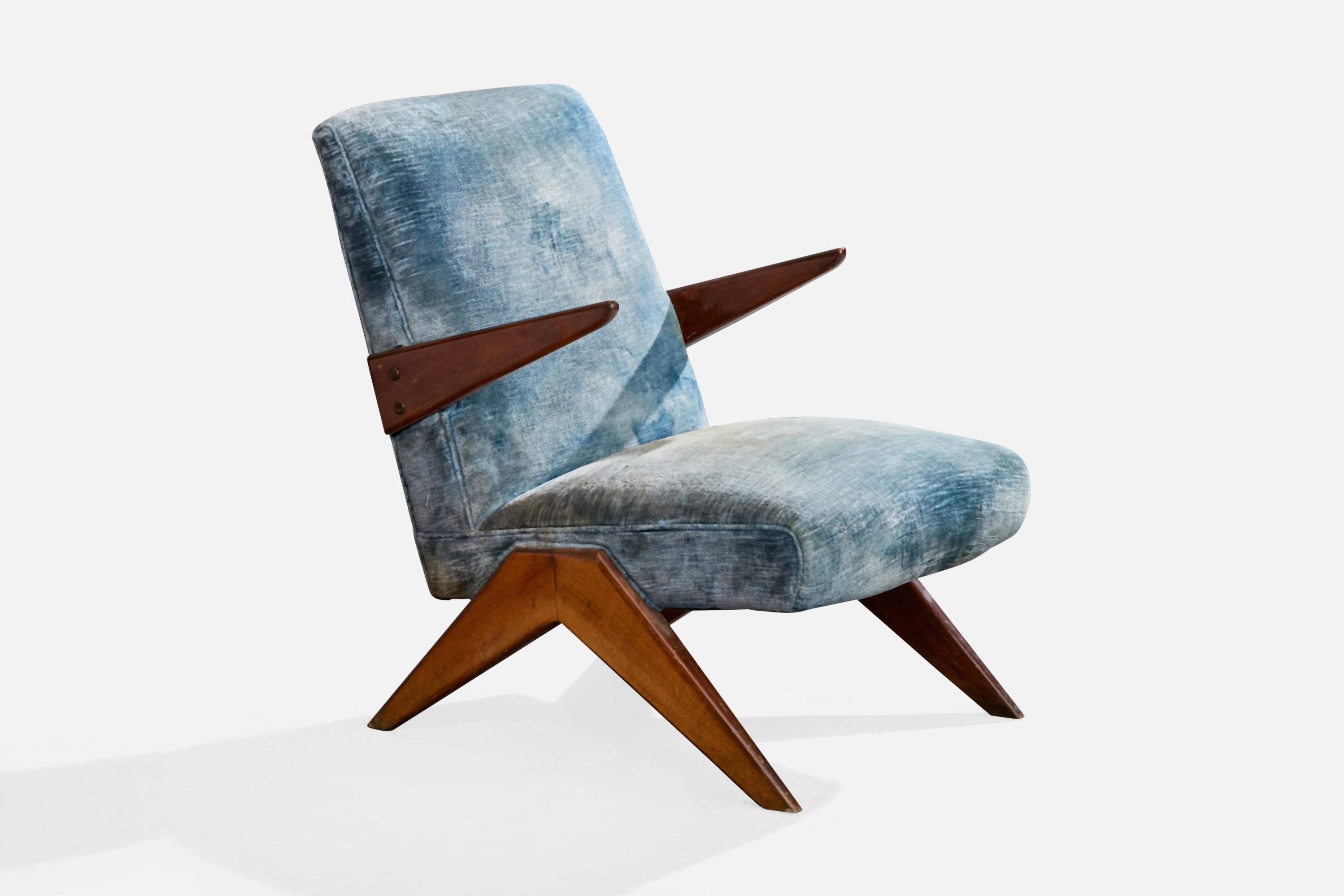 Diseñador brasileño, Sillas de salón, Madera, Terciopelo, Brasil, Años 50 en Bastante bueno estado para la venta en High Point, NC