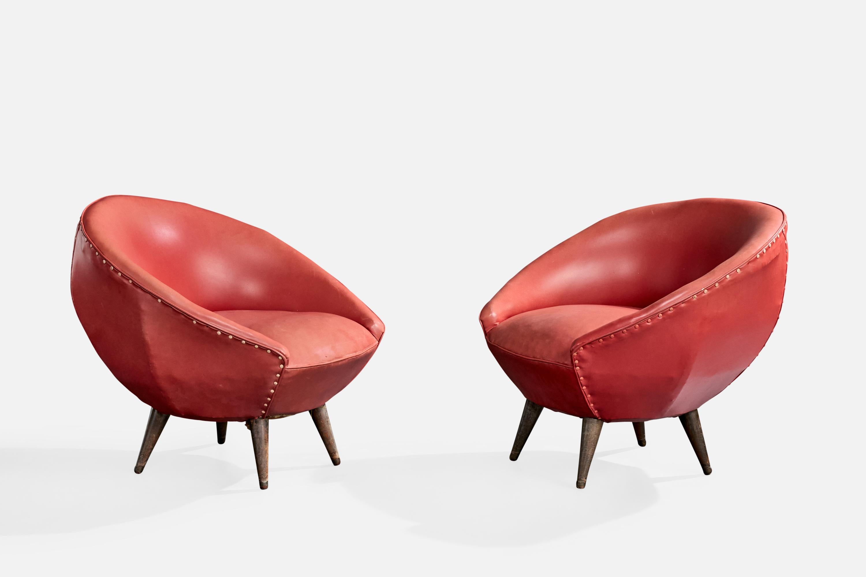 Paire de chaises longues en bois teinté foncé et vinyle rouge, conçues et produites au Brésil, vers les années 1950.

Vinyle vintage en bon état, clous manquants. Rembourrage recommandé.

Dimensions globales (pouces) : 28.9 