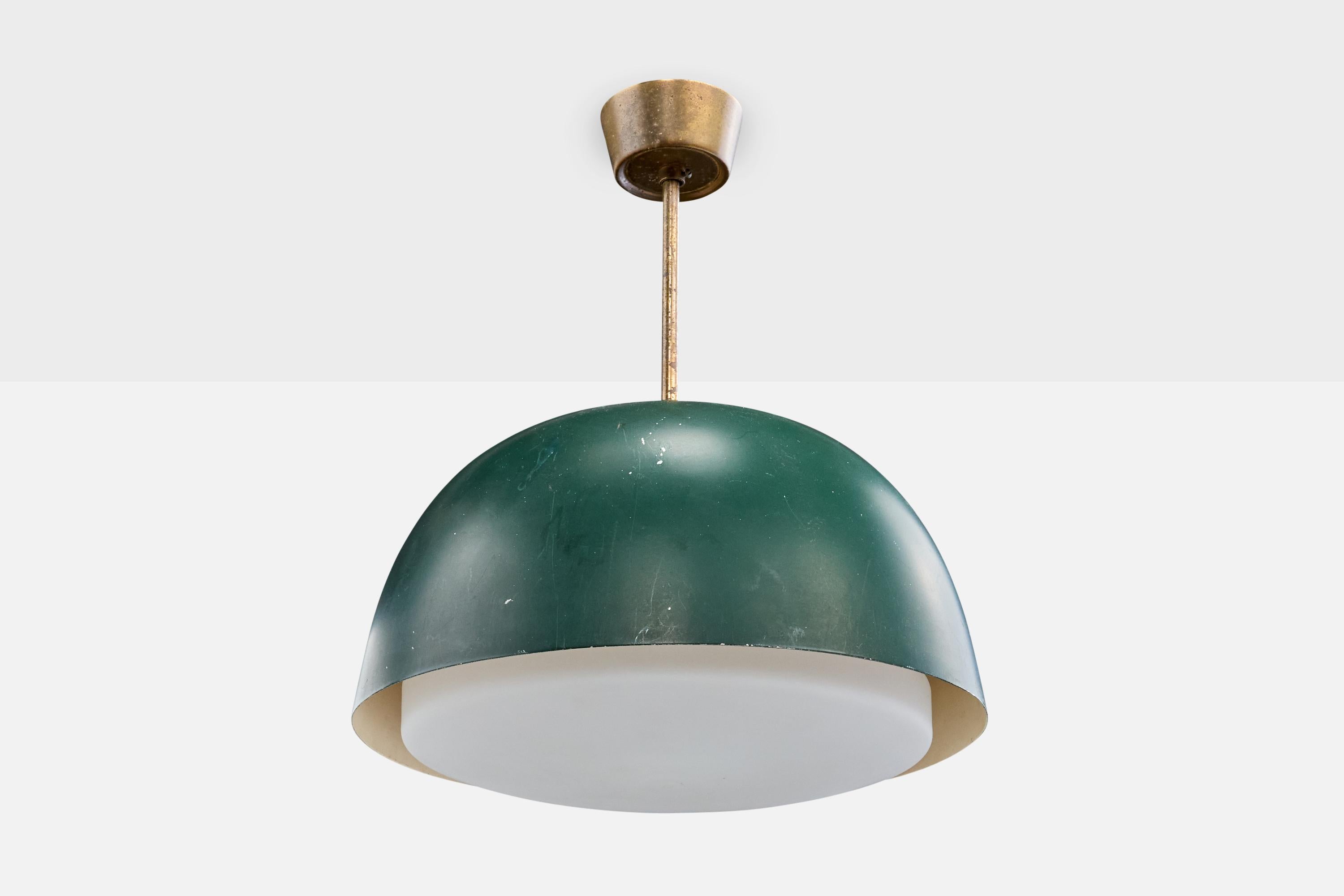 Suspension en laiton, métal laqué vert et verre opalin blanc, conçue et produite au Brésil, vers les années 1950.

Provenance : Casa Teo, São Paulo. 

La tige et le baldaquin en laiton présentent une légère oxydation.

Taches modérées sur