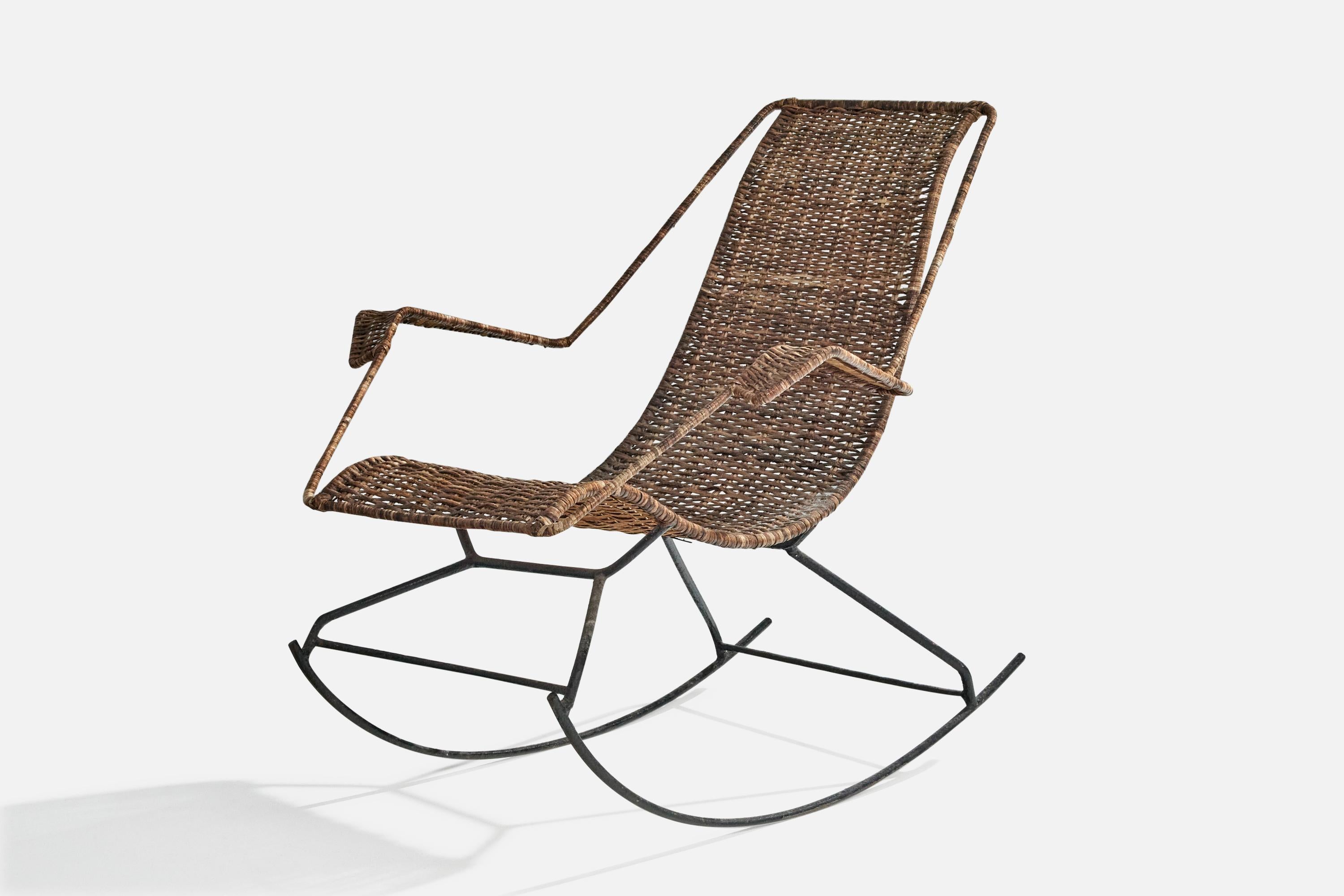 Brasiliano Sedia a dondolo di design brasiliano, ferro, rattan, Brasile, anni '50 in vendita