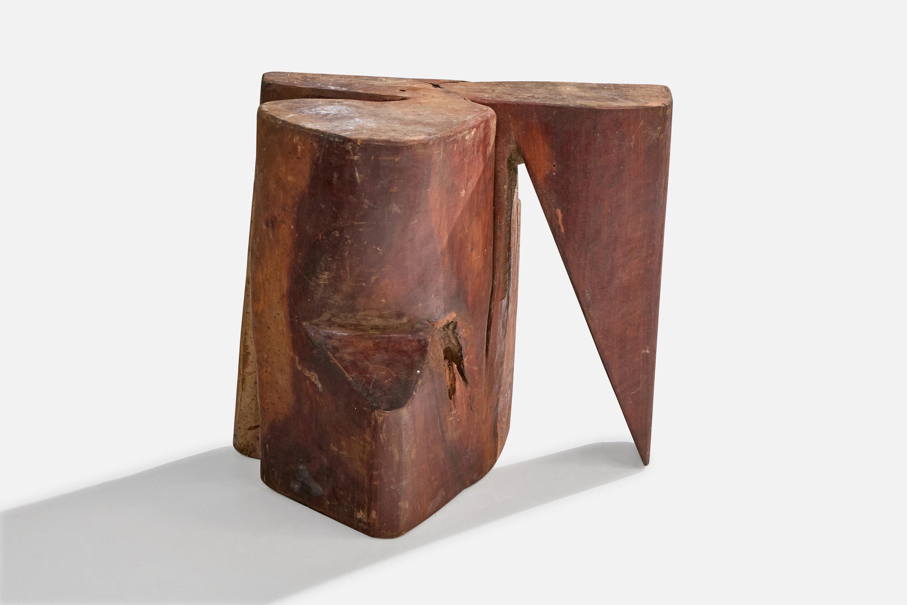 Mesa auxiliar o taburete de madera maciza diseñado y fabricado en Brasil, c. 1950.

Presencia de ligeras manchas y arañazos en todo el banco; madera rajada en algunos puntos.

Dimensiones: 20,4