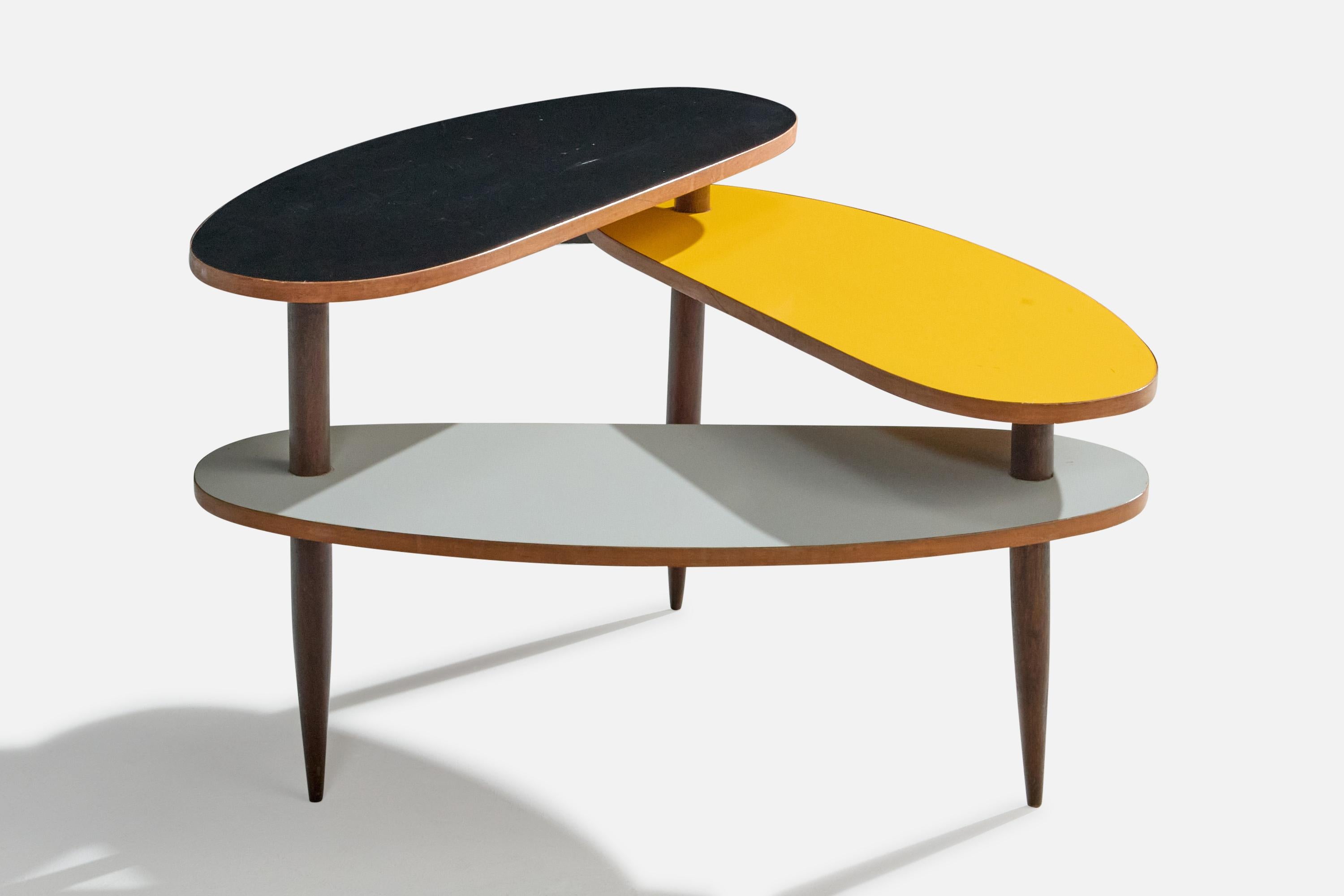Mesa auxiliar de madera y fórmica negra, gris y amarilla, diseñada y fabricada en Brasil, c. 1950.

Presencia de arañazos muy ligeros en las superficies superiores.

Dimensiones: 17,5