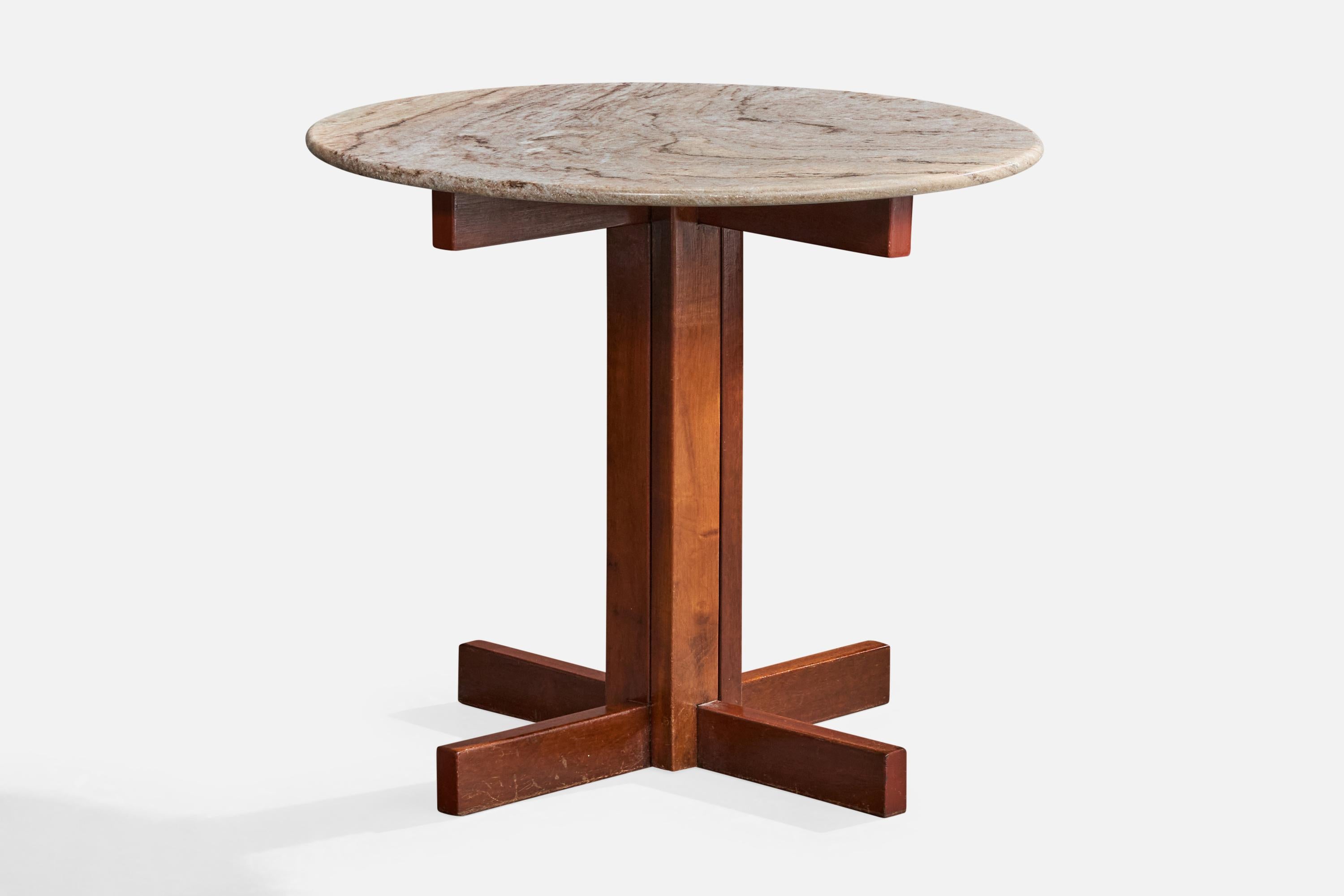 Tavolino in legno e marmo progettato e prodotto in Brasile, anni '60 circa.

Alcuni piccoli graffi sul piano in marmo.

Dimensioni complessive (pollici): 27.25 