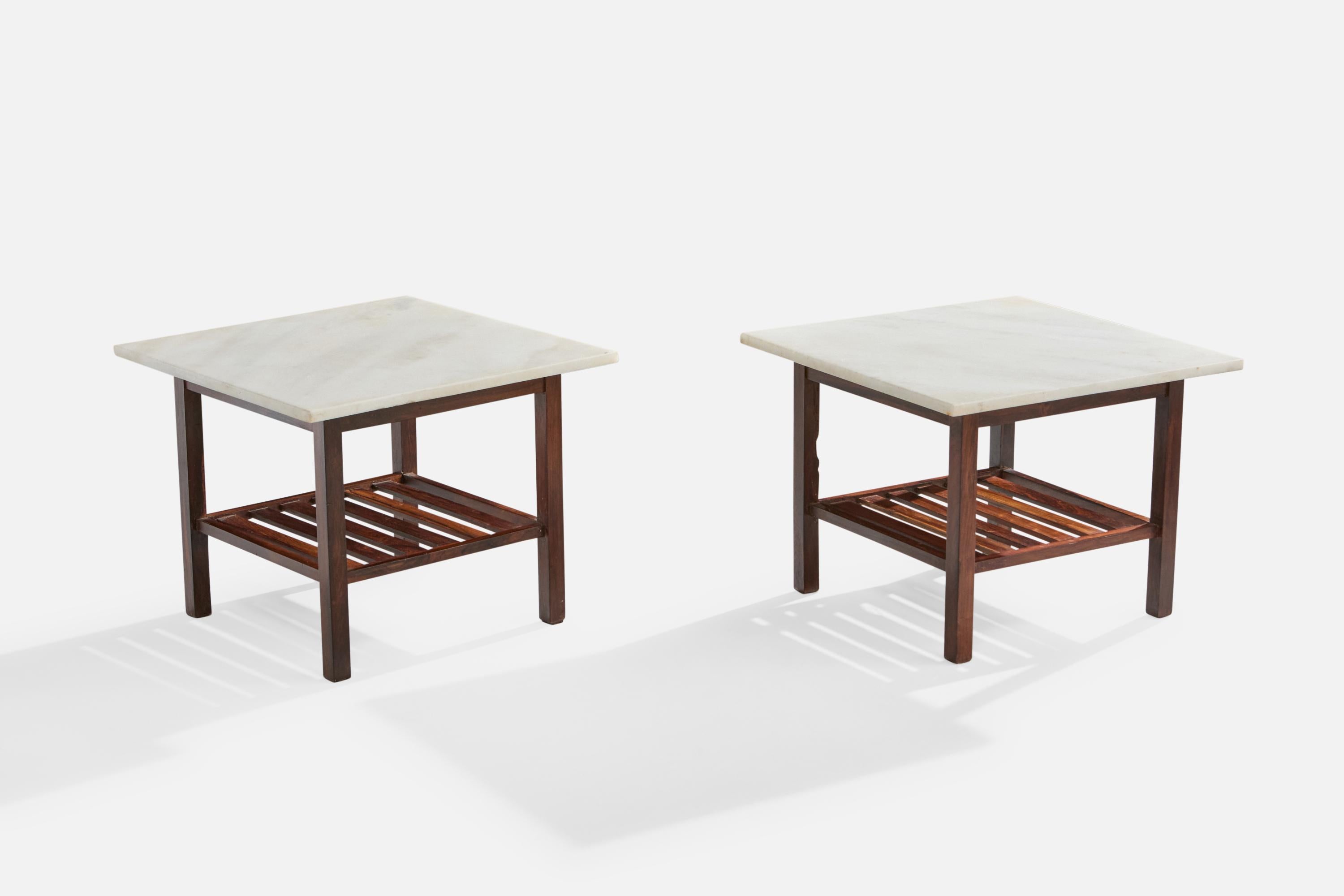 Paire de tables d'appoint en bois et en marbre conçues et produites au Brésil, c. années 1960.

Les deux tables diffèrent légèrement en hauteur.

Un pied d'une table présente une perte de bois de 1,4