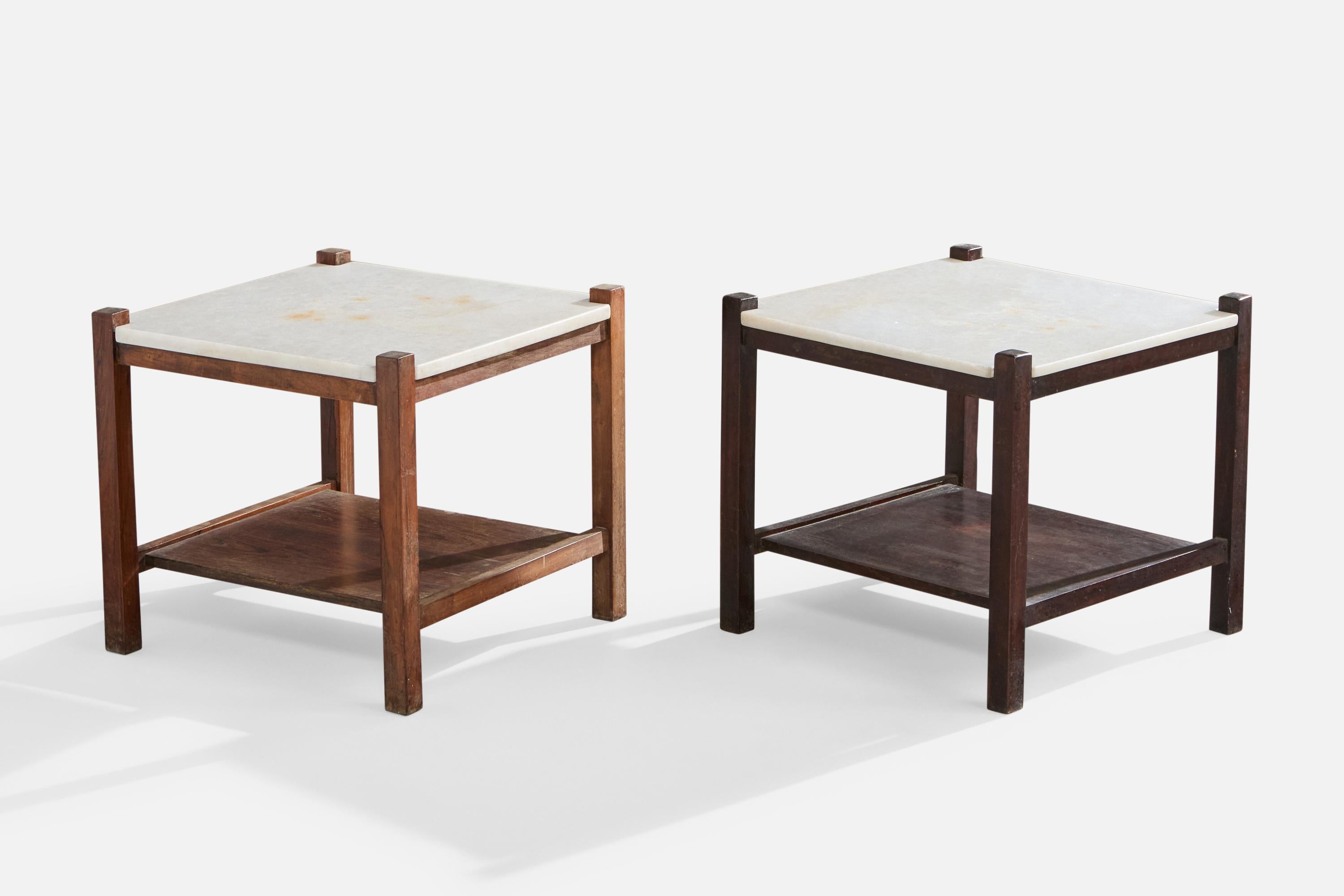 Coppia di tavolini in marmo e legno progettati e prodotti in Brasile, anni '60 circa.

Leggero scolorimento del ripiano in legno di un tavolo e leggere macchie su entrambi i piani in marmo.

Dimensioni: 18,25