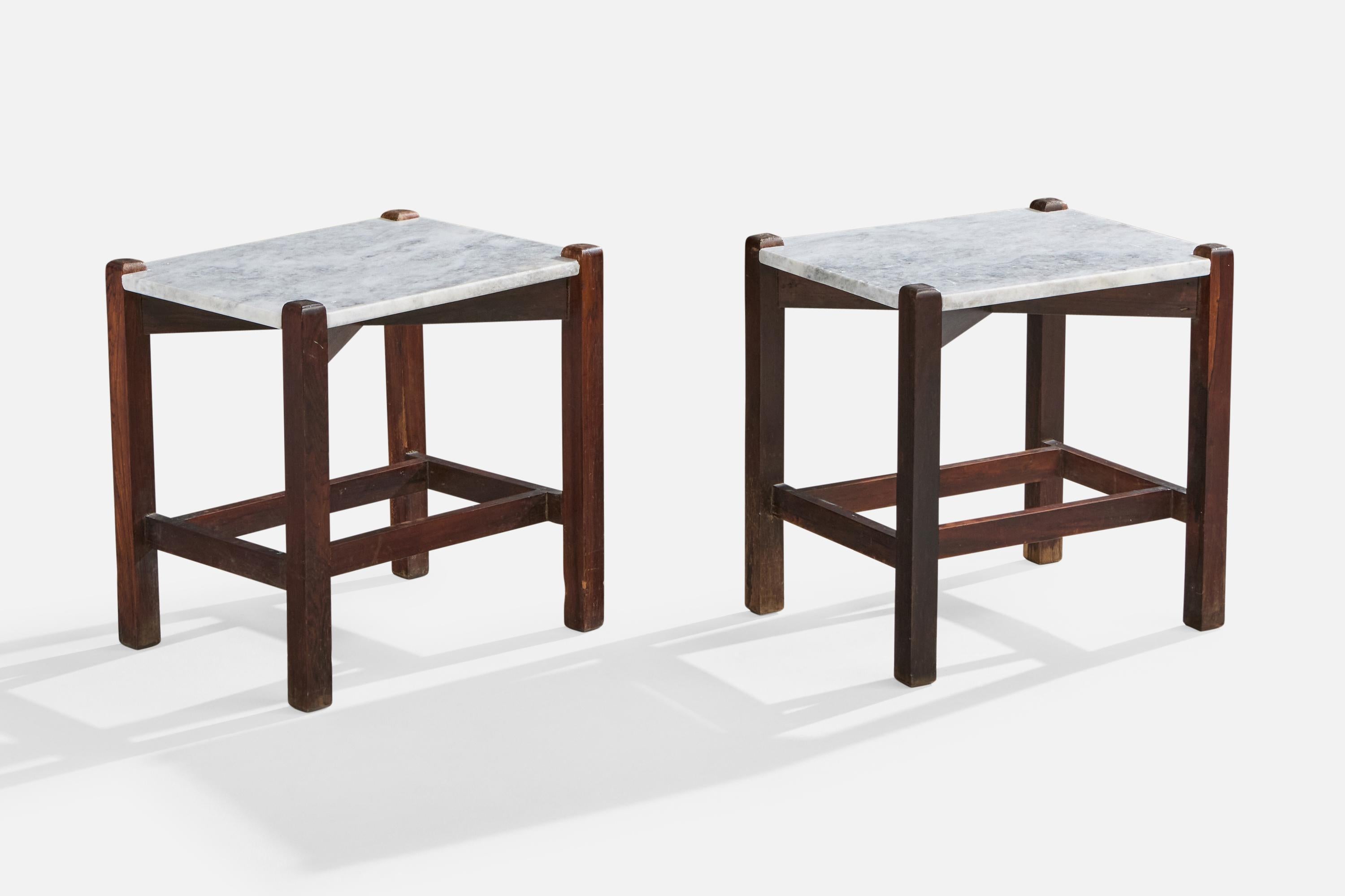 Paire de tables d'appoint en marbre et teintes sombres, conçues et produites au Brésil, C.C..

Légère décoloration du bois.

Dimensions : 19,5