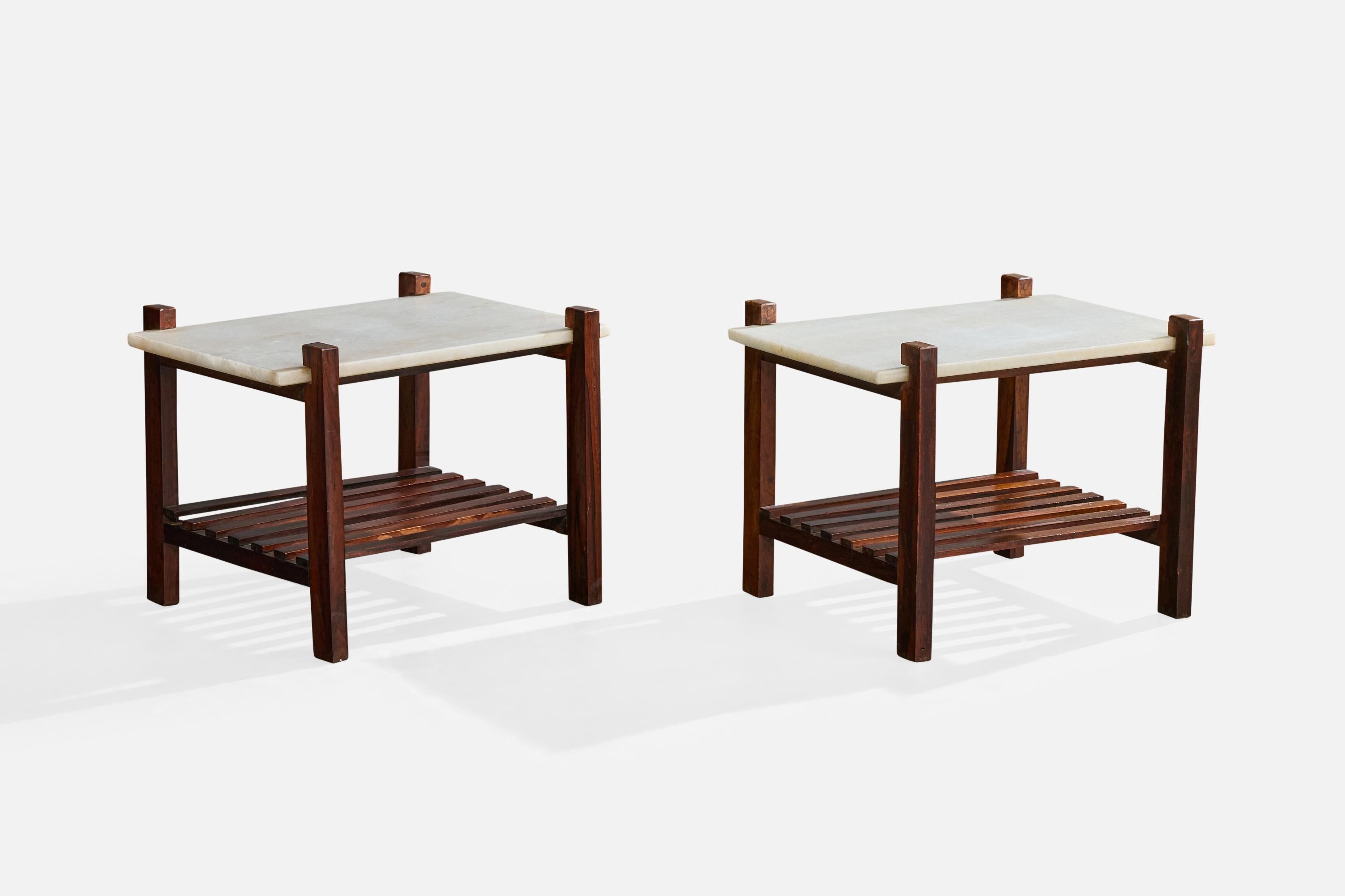 Table d'appoint en bois et en marbre conçue et produite au Brésil, dans les années 1960.

Dimensions globales (pouces) : 17.85 