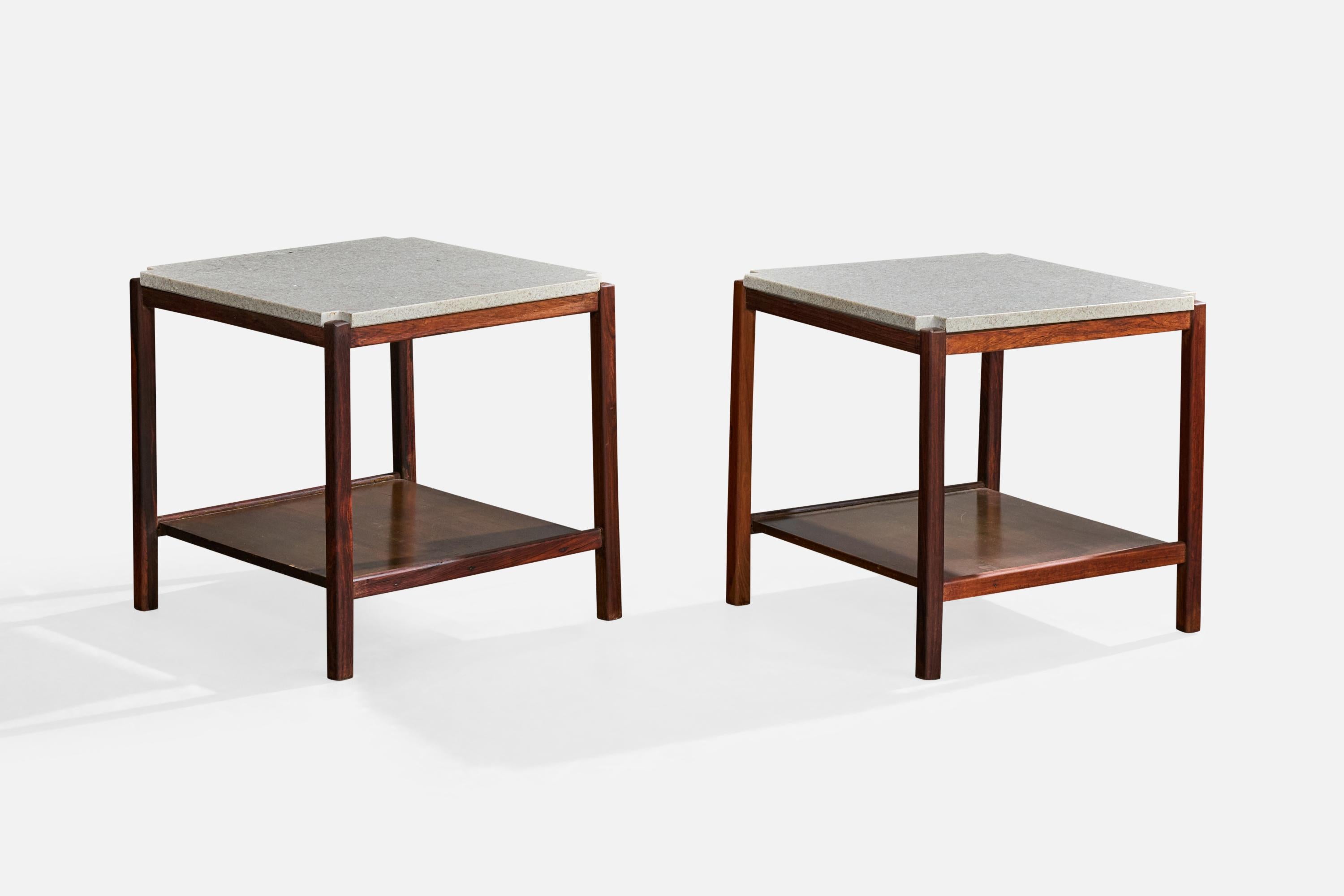 Paire de tables d'appoint en bois et en marbre conçues et produites au Brésil, c. années 1960.

Dimensions globales (pouces) : 19.4 