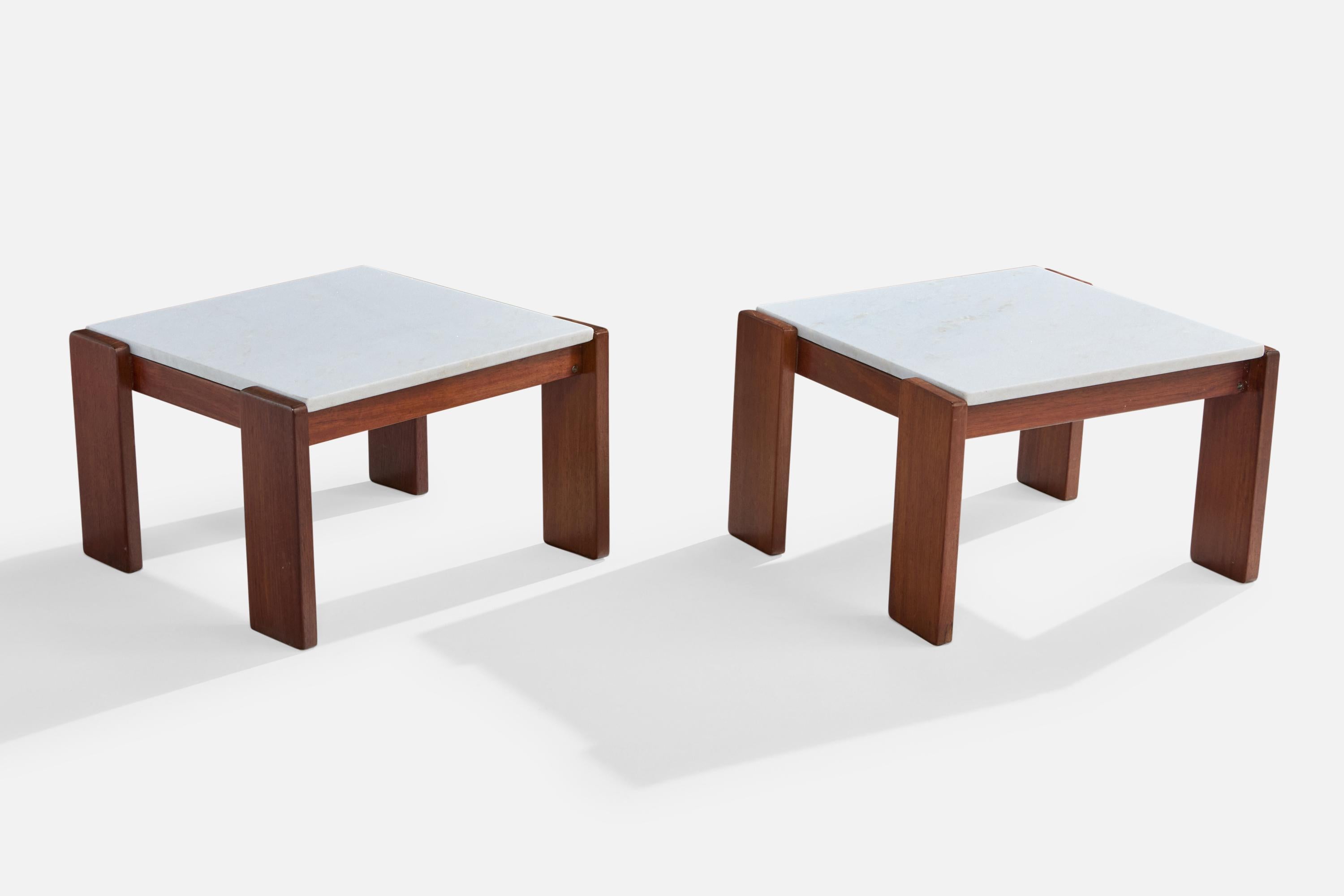 Paire de tables d'appoint en bois et en marbre conçues et produites au Brésil, C.C..

Légères rayures sur certains pieds en bois ; taches de taille moyenne sur les deux plateaux en marbre.

Dimensions : 14.5
