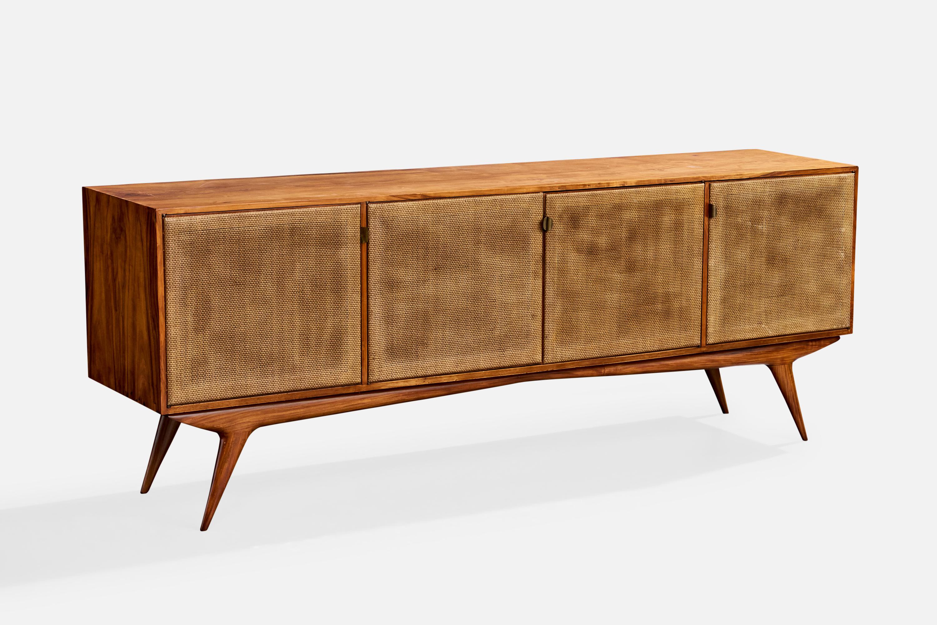 Una grande credenza in legno, canna e ottone progettata e prodotta in Brasile, negli anni '50 circa.

Dimensioni complessive (pollici): 32,25 