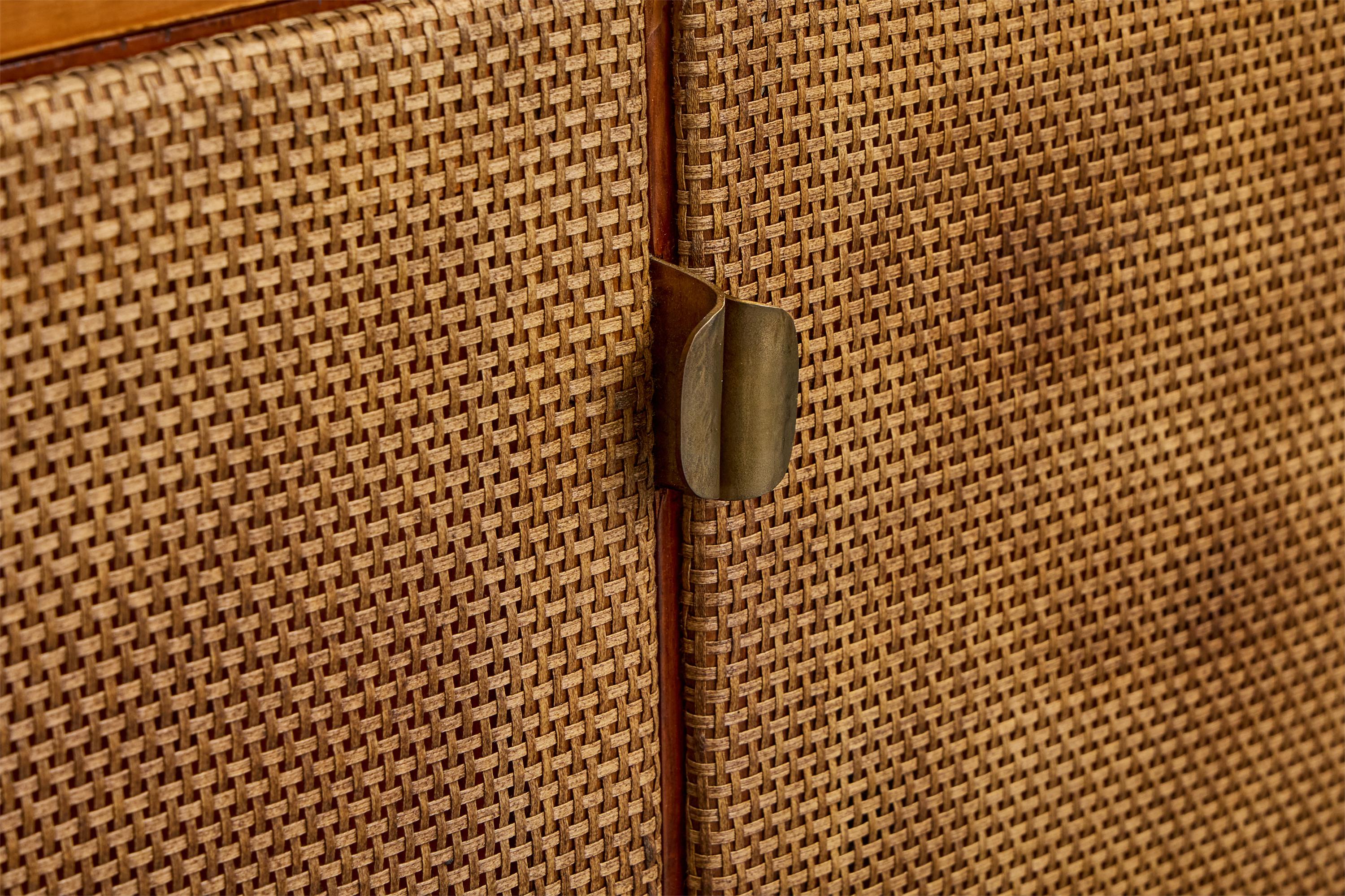 Credenza brasiliana di design, Wood, canna, ottone, Brasile, anni '50 in vendita 2